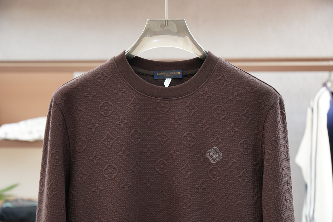 LV路易威登/2025秋款本款卫衣衫以素净棉质针织，再借明快经典小狗加织带宣告 2025 秋冬秀场风尚，