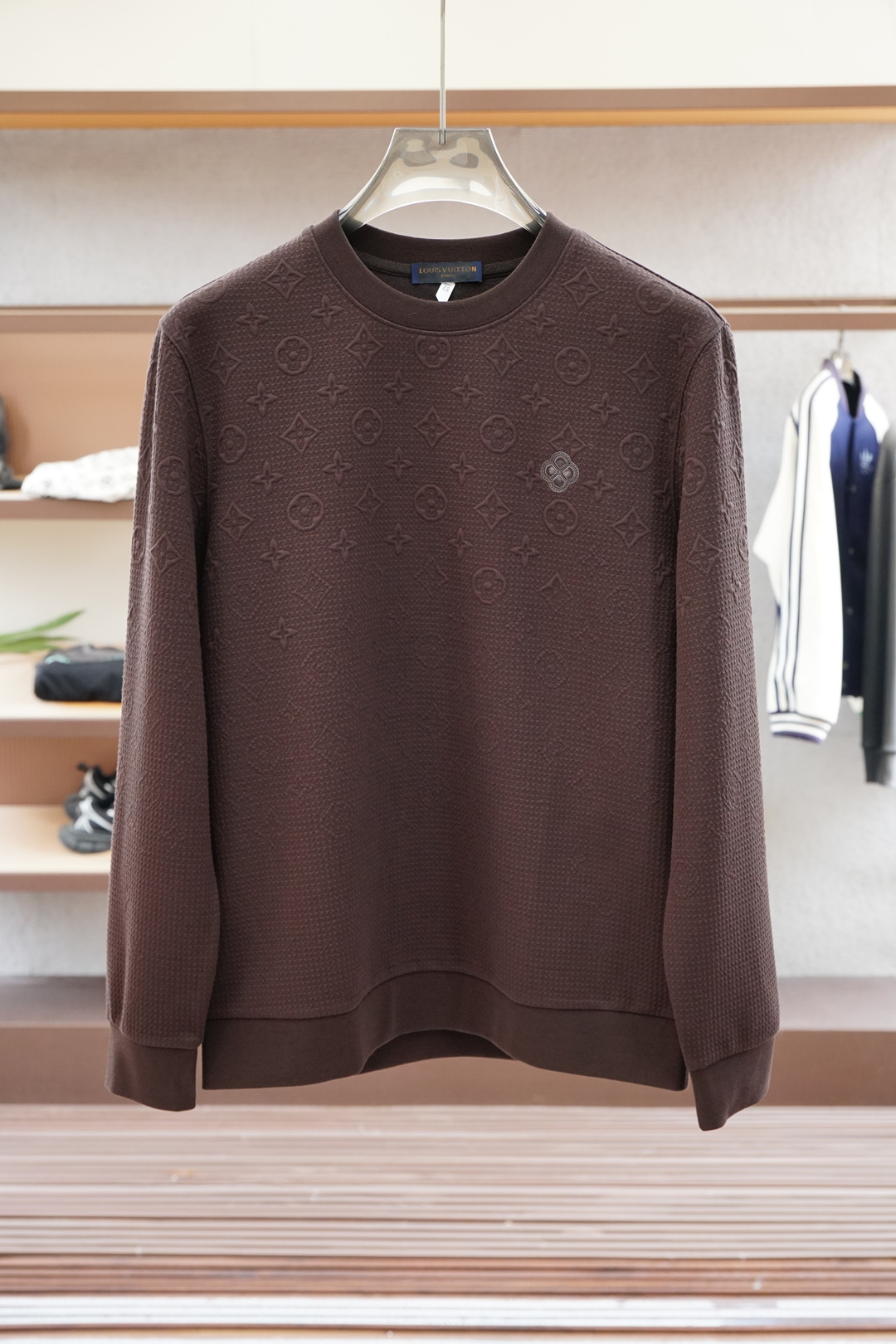 LV路易威登/2025秋款本款卫衣衫以素净棉质针织，再借明快经典小狗加织带宣告 2025 秋冬秀场风尚，