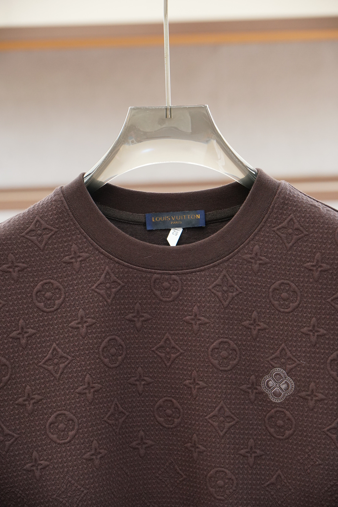 LV路易威登/2025秋款本款卫衣衫以素净棉质针织，再借明快经典小狗加织带宣告 2025 秋冬秀场风尚，