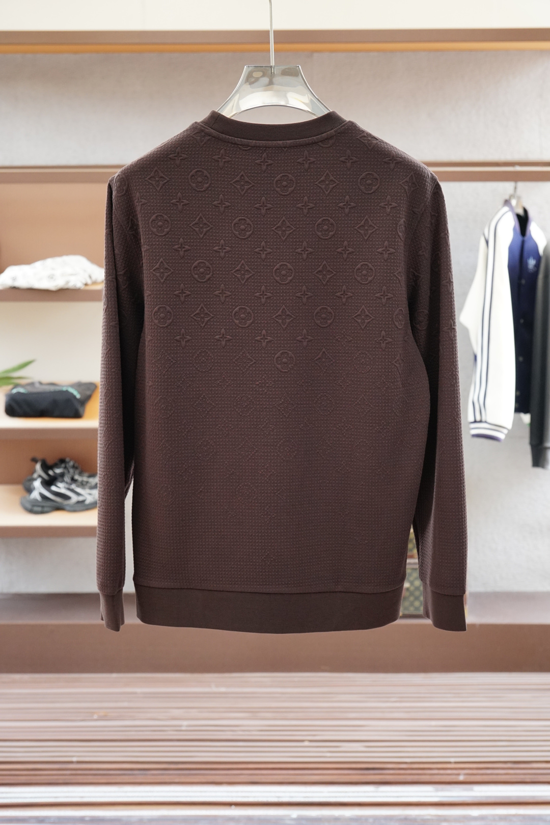 LV路易威登/2025秋款本款卫衣衫以素净棉质针织，再借明快经典小狗加织带宣告 2025 秋冬秀场风尚，