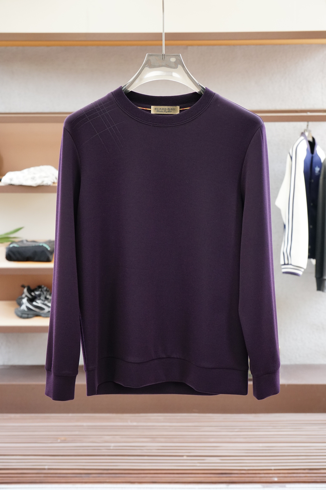 NO:523040,BBR Burberry - 2025 autumn style This sweatshirt is knitted in plain cotton, and then announced with the bright classic puppy and webbing. The 2025 autumn and winter show style can inject brand atmosphere into various shapes. The fabric is made of 16S single yarn as the main yarn, and the bottom is reinforced with 10S single yarn to form a fish scale bottom fabric to improve the durability and warmth of the fabric. Due to the thicker yarn and bottom reinforcement design, the fabric has good warmth and is suitable for wearing in autumn and winter. Environmentally friendly solid slurry penetration printing is a process that combines environmentally friendly materials and slurry printing technology, aiming to reduce the pollution of traditional printing to the environment, while improving the quality and durability of the printing effect. Water-based slurry is used to adjust the viscosity of the slurry and print pressure to make the dye penetrate deep into the fiber, achieving a full color, washing and wear-resistant effect.  The loose hooded jacket, this hooded sweatshirt is loose and comfortable, and it is very comfortable to wear, and it can also show a casual and fashionable feeling. The hooded design can protect the head and neck well and increase warmth., burberry, hoodie, sweatshirts, jackets & coats, hats, alexander wang19860909BBR 巴宝莉- 2025秋款 本款卫衣衫以素净棉质针织,再借明快经典小狗加织带宣告 2025 秋冬秀场风尚,可为各式造型注入品牌气息 面料由16S单纱作为主纱,底部则采用10S单纱加固形成鱼鳞底面料,提高面料的耐用性和保暖性.由于采用了较粗的纱线和底部加固设计,该面料具有较好的保暖性能,适合秋冬季节穿着. 环保固浆渗透印花是一种结合环保材料与先龊革印花技术的工艺,旨在减少传统印花对环境的污染,同时提升印花效果的质量和耐久性.采用水性的浆料,通过调整浆料黏度和印花压力,使染料深入纤维中,实现色彩饱满、耐洗耐磨的效果. 宽松版型的连帽外套,这种版型的卫衣宽松舒适,穿着非常自在,同时也能够展现出随性的时尚感.连帽的设计能够很好地保护头部和颈部,增加保暖性.,,burberry,hoodie,sweatshirts,jackets & coats,hats,alexander wang,Men's clothing