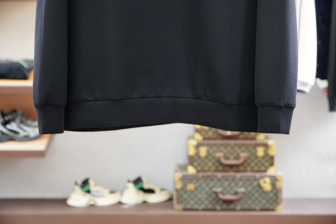 Prada普拉达2025秋款本款卫衣衫以素净棉质针织，再借明快经典小狗加织带宣告 2025 秋冬秀场风尚