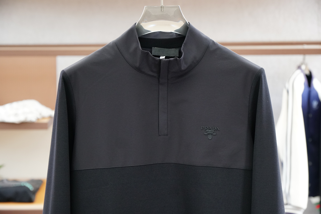Prada普拉达2025秋款本款卫衣衫以素净棉质针织，再借明快经典小狗加织带宣告 2025 秋冬秀场风尚