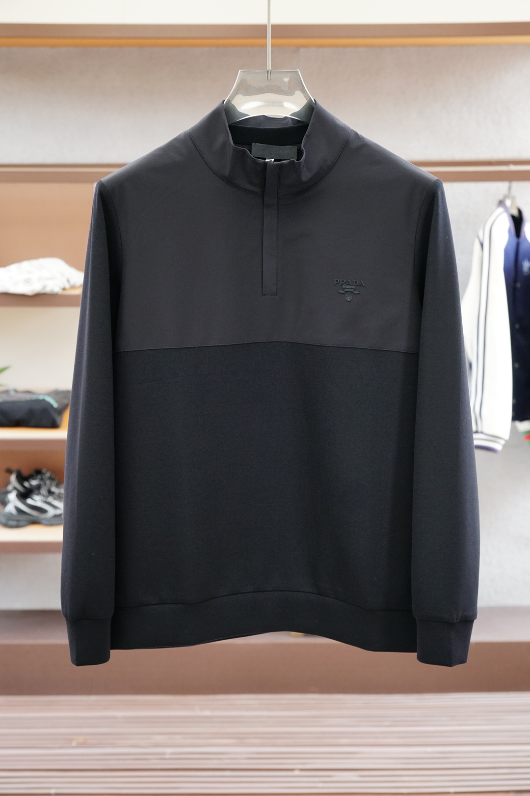 NO:523027,Prada 2025 autumn model This sweatshirt is knitted in plain cotton, and then announced with the bright classic puppy and webbing. The 2025 autumn and winter show style can inject brand atmosphere into various shapes. The fabric is made of 16S single yarn as the main yarn, and the bottom is reinforced with 10S single yarn to form a fish scale bottom fabric to improve the durability and warmth of the fabric. Due to the thicker yarn and bottom reinforcement design, the fabric has good warmth and is suitable for wearing in autumn and winter. Environmentally friendly solid slurry penetration printing is a process that combines environmentally friendly materials and slurry printing technology, aiming to reduce the pollution of traditional printing to the environment, while improving the quality and durability of the printing effect. Use water-based slurry, by adjusting the viscosity of the slurry and printing pressure, the dye penetrates into the fiber, achieving a full color, washing and wear-resistant effect.  Loose-style hooded jacket, this style of sweatshirt is loose and comfortable, wears very comfortable, and can also show a casual and fashionable feeling. The hooded design can protect the head and neck well and increase warmth.,,,prada,prada,hoodie,sweatshirts,jackets & coats,hats,alexander wang19860909Prada普拉达 2025秋款 本款卫衣衫以素净棉质针织,再借明快经典小狗加织带宣告 2025 秋冬秀场风尚,可为各式造型注入品牌气息 面料由16S单纱作为主纱,底部则采用10S单纱加固形成鱼鳞底面料,提高面料的耐用性和保暖性.由于采用了较粗的纱线和底部加固设计,该面料具有较好的保暖性能,适合秋冬季节穿着. 环保固浆渗透印花是一种结合环保材料与先龊革印花技术的工艺,旨在减少传统印花对环境的污染,同时提升印花效果的质量和耐久性.采用水性的浆料,通过调整浆料黏度和印花压力,使染料深入纤维中,实现色彩饱满、耐洗耐磨的效果. 宽松版型的连帽外套,这种版型的卫衣宽松舒适,穿着非常自在,同时也能够展现出随性的时尚感.连帽的设计能够很好地保护头部和颈部,增加保暖性.,,prada,prada,hoodie,sweatshirts,jackets & coats,hats,alexander wang,Men's clothing