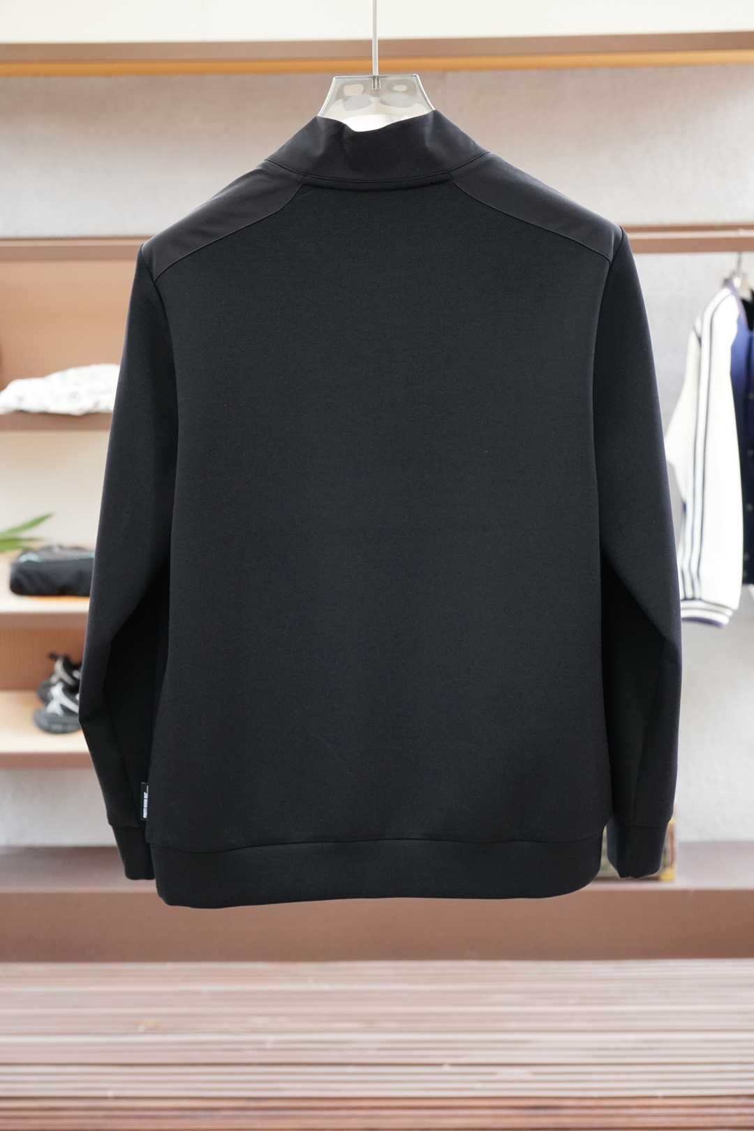 Prada普拉达2025秋款本款卫衣衫以素净棉质针织，再借明快经典小狗加织带宣告 2025 秋冬秀场风尚