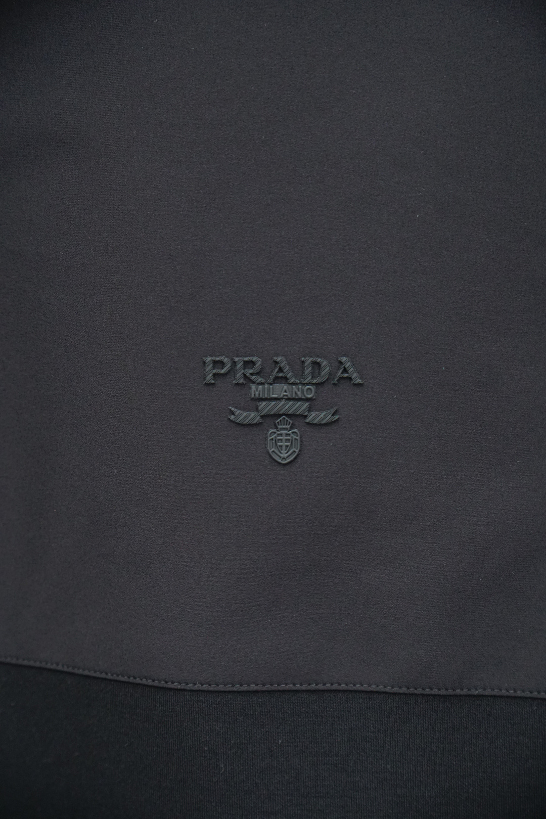 Prada普拉达2025秋款本款卫衣衫以素净棉质针织，再借明快经典小狗加织带宣告 2025 秋冬秀场风尚