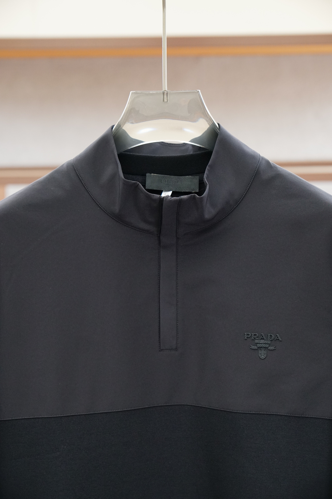 Prada普拉达2025秋款本款卫衣衫以素净棉质针织，再借明快经典小狗加织带宣告 2025 秋冬秀场风尚