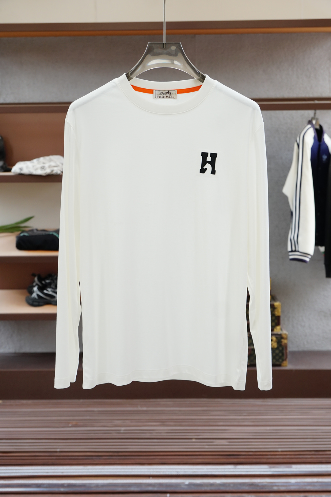 NO:521913,- Hermes - 2025 autumn basement series new products. Men's round neck, long sleeves, luxury brand letters, LOGO logo, and you can appreciate the youthfulness and fashion sense brought by this design!  The overall style is fashionable and trendy, using top European double-sided mercerized cotton fabric, soft, skin-friendly and breathable, and has a very crisp and drape feeling. The upper body is fashionable and fashionable, and it is a must-have item in summer!  2 colors available #size M-3XL, hermes, hermes, alexander wang19860909- Hermes爱马仕-2025秋季打底系列新品 男士圆领长袖奢华品牌字母LOGO标识标注上身就能体会这款设计带来的年轻与时尚感！整体时尚而有潮流,采用顶级欧洲双面丝光棉面料 柔软亲肤透气 ,又有很好的挺括 垂感 上身时尚潮流色系,夏季必备单品！2色可选#尺码M-3XL,,hermes,hermes,alexander wang,Men's clothing