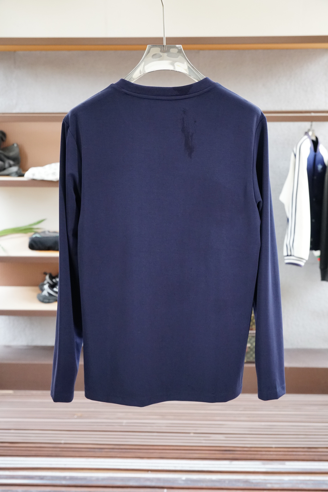 NO:520720,- Hermes/2025 autumn basement series new products. Men's round neck, long sleeves, luxury brand letters, LOGO logo, and you can appreciate the youthfulness and fashion sense brought by this design!  The overall style is fashionable and trendy, using top European double-sided mercerized cotton fabric, soft, skin-friendly and breathable, and has a very crisp and drape feeling. The upper body is fashionable and fashionable, and it is a must-have item in summer!  2 colors available #size M-3XL, hermes, hermes, alexander wang19860909- Hermes爱马仕/2025秋季打底系列新品 男士圆领长袖奢华品牌字母LOGO标识标注上身就能体会这款设计带来的年轻与时尚感！整体时尚而有潮流,采用顶级欧洲双面丝光棉面料 柔软亲肤透气 ,又有很好的挺括 垂感 上身时尚潮流色系,夏季必备单品！2色可选#尺码M-3XL,,hermes,hermes,alexander wang,Men's clothing