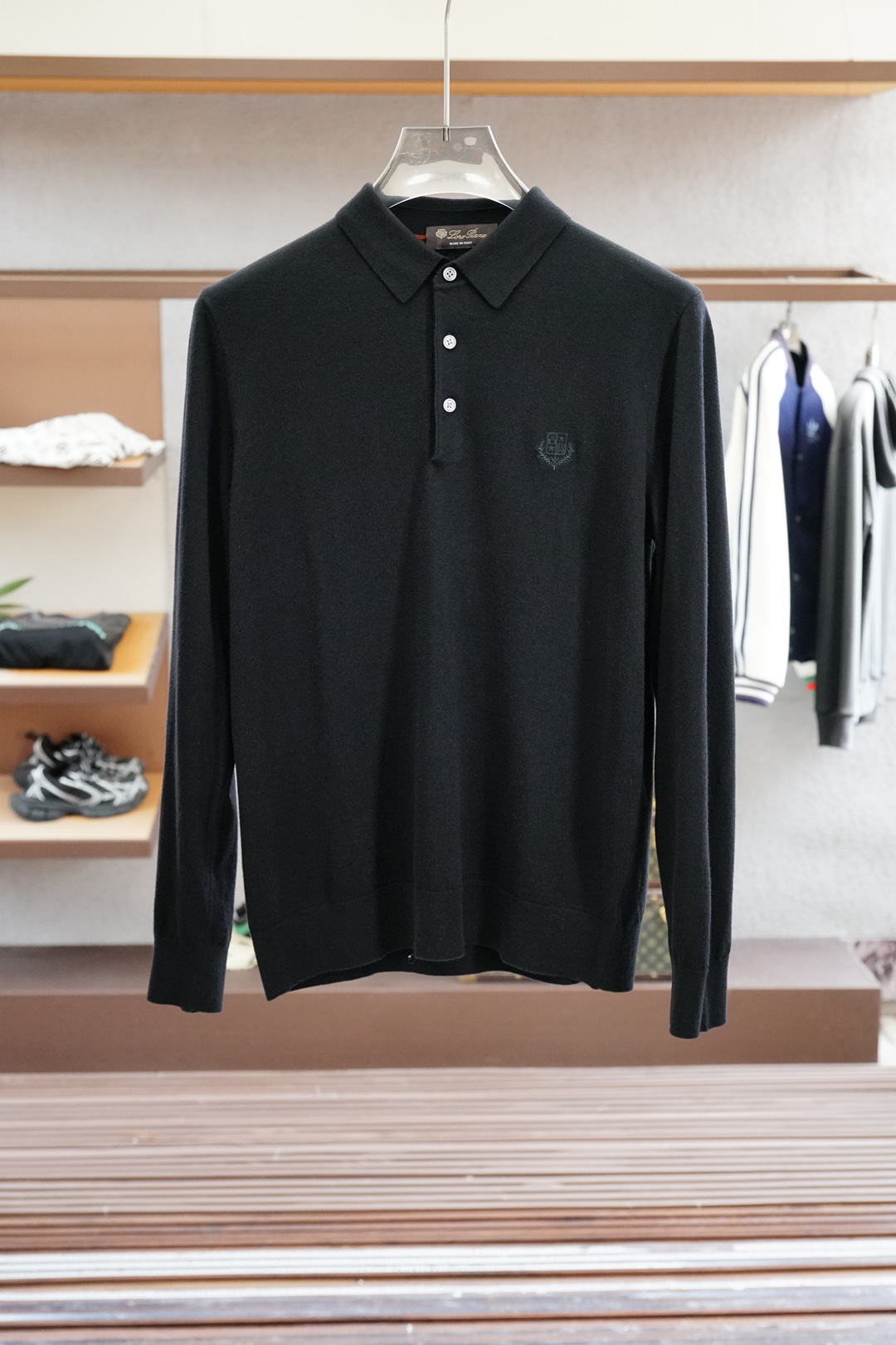 NO:520694,LP/2025 autumn and winter new Polo neck sweater. The combination of the specific blended wool material is made of, and the sheet adopts a double-sided knitting process; this process makes the inside and outside of the sweater have similar texture and appearance, increasing the layering and durability of the sweater. The design and color matching of the polo collar adopts contrasting blue color, making the overall visual effect more vivid and adding a casual and formal style to the sweater. The front face has a logo pattern and uses a special inlay process. The inlay process is a technique of embedding yarns of different colors or materials into the sweater, making the surface of the sweater present a unique texture pattern.,,loro piano,sweaters,alexander wang19860909LP/2025秋冬新款Polo领毛衣 对版特定混纺毛料材质,之片采用双面针织工艺；这种工艺使得毛衣内外两面都具有相似的质感和外观,增加了毛衣的层次感和耐用性.polo领的设计配色上采用了反差蓝调配色,使得整体视觉效果更加鲜明,为毛衣增添了一份休闲与正式兼具的风格. 前幅带有徽标图案采用了特制嵌花工艺,嵌花工艺是将不同颜色或材质的纱线嵌入毛衣中的技术,使得毛衣表面呈现出独特的纹理图案.,,loro piana,sweaters,alexander wang,Men's clothing