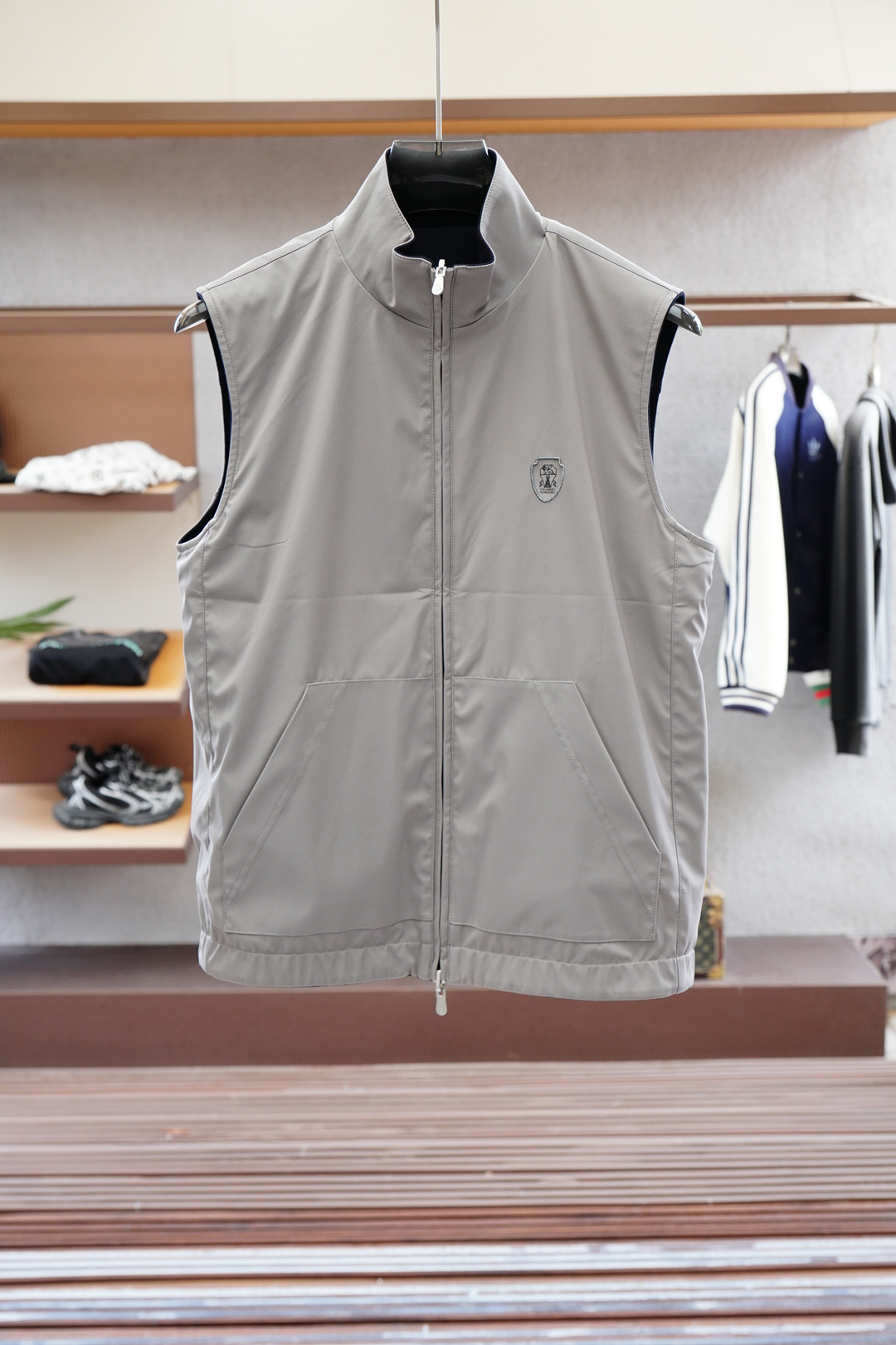 NO:520722,BC, luxury temperament, autumn and winter, Brune** CuC**2025 autumn and winter new style, three-color double-sided vest. The front is made of wool viscose fiber polyester fiber blend material, bringing a soft and warm body feel of wool texture, making it look high-end and simple. The dark three-dimensional embroidered thread shield logo, the accessories interior bc classic slomei logo, offering Italian luxury experience. The reverse side is hydrophobic windproof material, delicate details, same color sewing thread, bringing minimalist fashionable outfit touch. The slightly expanded business style brings an excellent dressing experience, a must-have for the wardrobe in autumn and winter. Color Dark gray Light gray Navy Size M-3XL,,brunello cucinelli,alexander wang19860909BC,奢华气质秋冬季力献 Brune** CuC**2025 秋冬季新款,三色双面穿马甲. 正面采用羊毛 粘纤 聚酯纤维混纺材质,带来毛质感的柔软保暖体感,倍显高档简约.暗色立体绣线盾牌徽标,配饰内里bc经典slomei徽标,敬献意式奢华体验.反面疏水防风材质,细节精致细腻同色衍缝车线,带来极简主义的时尚穿搭触觉.微扩轻商务版型,带来极佳穿着体验,秋冬季衣橱穿搭必备. 颜色 深灰色 浅灰色 藏青色 尺码M-3XL,,brunello cucinelli,alexander wang,Men's clothing