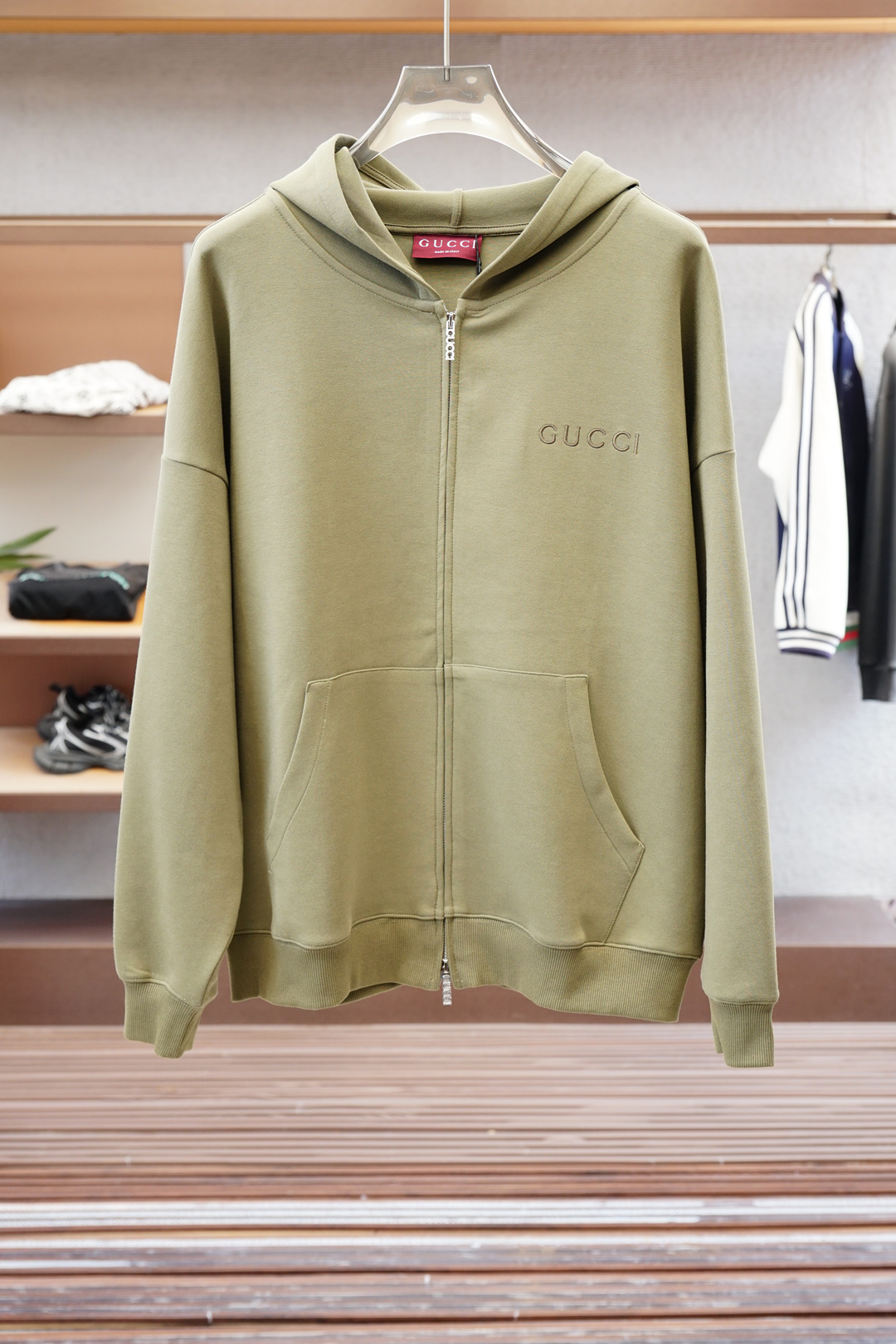 NO:520703,Gucci / Logo Cotton Zipper Sweatshirt Fabric 16S Single Yarn + 6S Fish Scale Cotton Bottom Yarn / 470G Rib 21S Double Yarn 2*2 / 380G This sweatshirt combines style and performance, highlights the loose shape of play ratio, revealing the charm of modern aesthetics. The exquisite details together create a simple shape, suitable for layering and mixing. The fish scale cloth sweatshirt fabric adopts special sweating technology to make sweat come into contact with the air, help the body stay dry and improve wearing comfort. The fabric has good elasticity, can better fit the body, and prevent the fabric from wrinkling or deforming when worn; excellent warmth and comfort.  Matte needle embroidery uses specific needle methods and line widths during the embroidery process to make the embroidered letters appear matte. The process focuses more on controlling the reflection and scattering of light to achieve a matte effect. The embroidery effect has smooth and fine lines., gucci, hoodie, sweatshirts, alexander wang19860909Gucci古奇/徽标棉质拉链运动衫 面料16S单纱 + 6S鱼鳞棉底纱 / 470G 罗纹21S双纱 2*2 / 380G 这款运动衫兼具风格与性能,凸显玩转比例的宽松造型,流露现代美学魅力.精致细节共同造就简约造型,适合叠穿和混搭. 鱼鳞布卫衣面料采用特殊的排汗技术,使汗水与空气接触,帮助身体保持干爽,提高穿着舒适度.面料具有较好的伸缩性,能够更好地贴合身体,防止穿着时面料褶皱或变形；优良的保暖性和舒适性. 哑光挨针刺绣在刺绣过程中使用特定的针法和线条宽度,使刺绣字母呈现出哑光的效果.工艺更注重于控制光线的反射和散射,以达到哑光的效果,刺绣效果线条流畅精细.,,gucci,hoodie,sweatshirts,alexander wang,Men's clothing