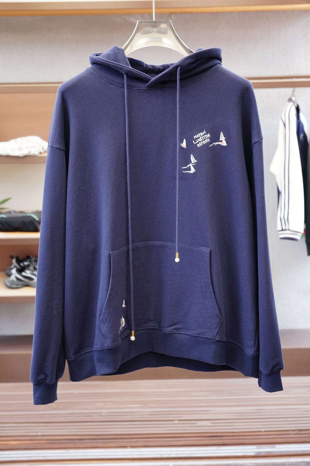 NO:520700,LV-Louis Vuitton/, a new hooded sweatshirt. Fabric 16S single yarn + 6S fish scale cotton bottom yarn / 470G ribbed 21S double yarn 2*2 / 380G This sweatshirt combines style and performance, highlights the loose shape of play ratio, revealing the charm of modern aesthetics. The exquisite details together create a simple shape, suitable for layering and mixing. The fish scale cloth sweatshirt fabric adopts special sweating technology to make sweat come into contact with the air, help the body stay dry and improve wearing comfort. The fabric has good elasticity, can better fit the body, and prevent the fabric from wrinkling or deforming when worn; excellent warmth and comfort.  Matte needle embroidery uses specific needle methods and line widths during the embroidery process to make the embroidered letters appear matte. The process focuses more on controlling the reflection and scattering of light to achieve a matte effect. The embroidery effect has smooth and fine lines.,,louis vuitton,louis vuitton,hoodie,sweatshirts,hats,alexander wang19860909LV-路易威登/,新款连帽卫衣. 面料16S单纱 + 6S鱼鳞棉底纱 / 470G 罗纹21S双纱 2*2 / 380G 这款运动衫兼具风格与性能,凸显玩转比例的宽松造型,流露现代美学魅力.精致细节共同造就简约造型,适合叠穿和混搭. 鱼鳞布卫衣面料采用特殊的排汗技术,使汗水与空气接触,帮助身体保持干爽,提高穿着舒适度.面料具有较好的伸缩性,能够更好地贴合身体,防止穿着时面料褶皱或变形；优良的保暖性和舒适性. 哑光挨针刺绣在刺绣过程中使用特定的针法和线条宽度,使刺绣字母呈现出哑光的效果.工艺更注重于控制光线的反射和散射,以达到哑光的效果,刺绣效果线条流畅精细.,,louis vuitton,louis vuitton,hoodie,sweatshirts,hats,alexander wang,Men's clothing