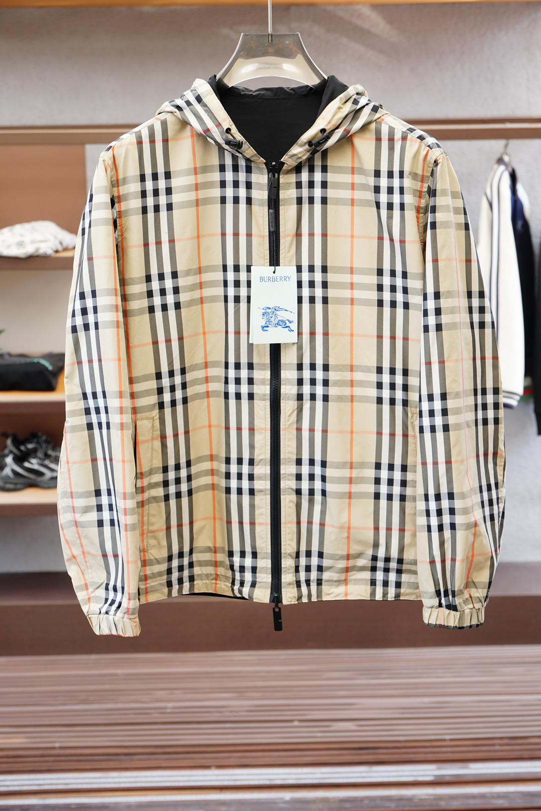 NO:520712,Burberry's official website men's camel plaid canvas jacket with plaid pattern print. Front closure sash plaid bag, single-button cylindrical cuffs, suede logo patch on the rear.  Flannel semi-liner, silver logo engraved hardware, handsome and stylish upper body S~XL, burberry, burberry, jackets & coats, alexander wang19860909Burberry 巴宝莉官网款男士驼色格纹帆布夹克,饰有格纹图案印花.前襟翻盖贴边袋,单扣筒形袖口,后摆绒面革徽标贴饰．法兰绒半衬里,银色徽标雕花五金,上身帅气有型 码数S～XL,,burberry,burberry,jackets & coats,alexander wang,Men's clothing