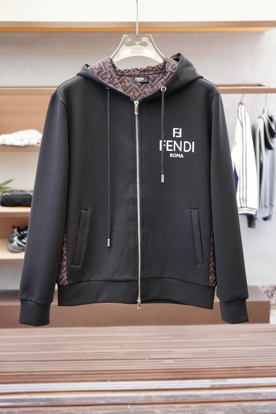 NO:520715,Fendi - 2025 new jacket jacket!  This year's new counter products, handsome and cool men's fashion and urban versatile style, specially equipped with customized fabrics, which are not comparable to ordinary fabrics. A very charming design with very intimate details. It is very difficult to make such a textured fabric. It is a very technical one. Details determine the high-end. The minimalist design elements of the season, a must-have item for trendy men, and a perfect version. It is highly recommended!  Color.Black and White Size m-3xl,,fendi,fendi,jackets & coats,jackets & coats,alexander wang19860909Fendi芬迪- 2025新款 夹克外套！今年的专柜新品,男士帅酷爆款 时尚都市百搭款,特供定制面料,不是一般面料所能对比的产品.非常极具魅力的设计,细节非常到位,这么有质感面料做出来非常有难度,要非常讲究技术的一款,细节决定高端.极简当季的设计元素,潮男必备单品,完美版型,强烈推荐！ 颜色.黑色 白色 尺码m-3xl,,fendi,fendi,jackets & coats,jackets & coats,alexander wang,Men's clothing