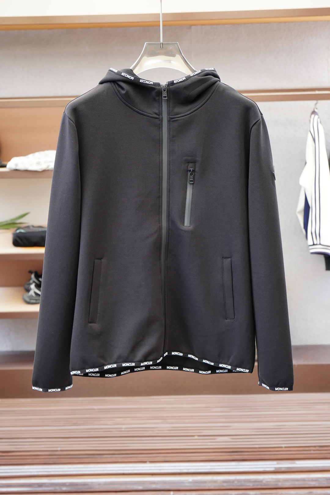 NO:520718,Covered - 2025 new jacket jacket!  This year's new counter products, cool and handsome men's fashion and urban style, with customized fabrics, which are not comparable to ordinary fabrics. Very charming design, very detailed, and it is very difficult to make such a textured fabric. It is a very technical one. Details determine the high-end. The minimalist design elements of the season, a must-have item for trendy men, and a perfect version. Highly recommended!  Color.Black and White Size m-3xl, Moncler, Jackets & coats, Jackets & coats, Alexander wang19860909蒙口- 2025新款 夹克外套！今年的专柜新品,男士帅酷爆款 时尚都市百搭款,特供定制面料,不是一般面料所能对比的产品.非常极具魅力的设计,细节非常到位,这么有质感面料做出来非常有难度,要非常讲究技术的一款,细节决定高端.极简当季的设计元素,潮男必备单品,完美版型,强烈推荐！ 颜色.黑色 白色 尺码m-3xl,,Moncler,jackets & coats,jackets & coats,alexander wang,Men's clothing