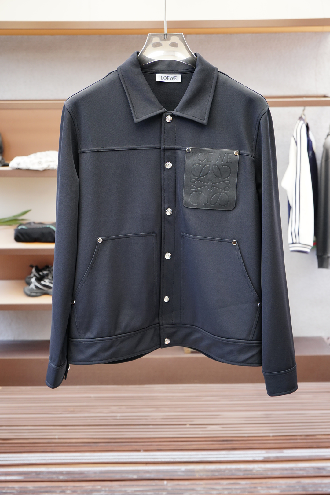 NO:520721,Fendi - 2025 new jacket jacket!  This year's new counter products, handsome and cool men's fashion and urban versatile style, specially equipped with customized fabrics, which are not comparable to ordinary fabrics. A very charming design with very intimate details. It is very difficult to make such a textured fabric. It is a very technical one. Details determine the high-end. The minimalist design elements of the season, a must-have item for trendy men, and a perfect version. It is highly recommended!  Color.Black Blue Size m-3xl,,fendi,fendi,jackets & coats,jackets & coats,alexander wang19860909Fendi芬迪- 2025新款 夹克外套！今年的专柜新品,男士帅酷爆款 时尚都市百搭款,特供定制面料,不是一般面料所能对比的产品.非常极具魅力的设计,细节非常到位,这么有质感面料做出来非常有难度,要非常讲究技术的一款,细节决定高端.极简当季的设计元素,潮男必备单品,完美版型,强烈推荐！ 颜色.黑色 蓝色 尺码m-3xl,,fendi,fendi,jackets & coats,jackets & coats,alexander wang,Men's clothing