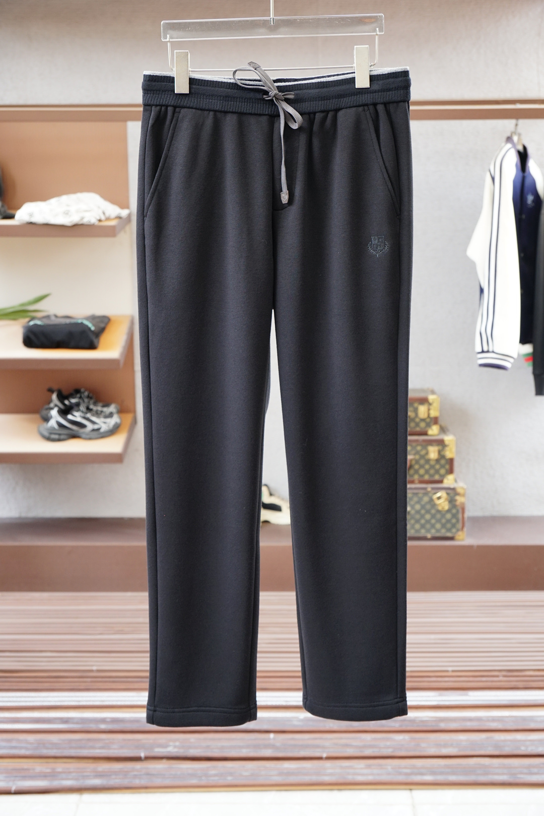 NO:520726,LP-2025 early autumn new casual pants! It is released simultaneously on the official website. Brand classic logo casual pants, customized fabric, excellent comfort, strong hand touch. Very high recognition, perfect quality craftsmanship. Size: m-3xl,,loro piana,alexander wang19860909LP-2025早秋新款休闲裤!官网同步发售.品牌经典logo休闲裤,定制面料,舒适度极好,手触感强烈.辨识度极高,完美品相工艺. 尺码: m-3xl,,loro piana,alexander wang,Men's clothing