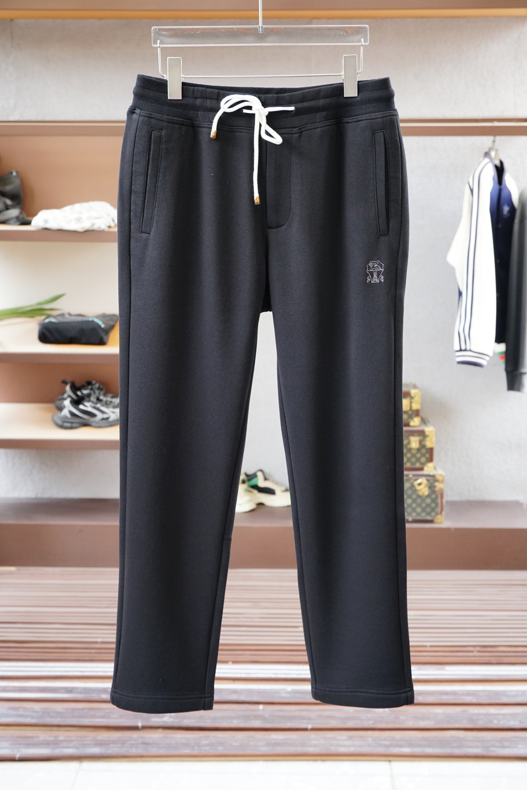 NO:519455,BC-2025 early autumn new casual pants! It is released simultaneously on the official website. The brand's classic logo casual pants, customized fabric, excellent comfort and strong hand touch. Very high recognition, perfect quality craftsmanship. Size: m-3xl,,alexander wang19860909BC-2025早秋新款休闲裤!官网同步发售.品牌经典logo休闲裤,定制面料,舒适度极好,手触感强烈.辨识度极高,完美品相工艺. 尺码: m-3xl,,alexander wang,Men's clothing