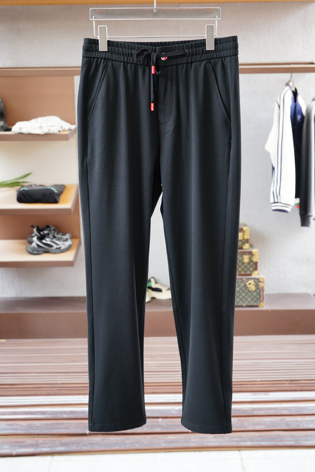 NO:519453,Kiton 2025 early autumn new casual pants! It is released simultaneously on the official website. The brand's classic logo casual pants, customized fabric, excellent comfort and strong hand touch. It has a high recognition and perfect quality craftsmanship. Size: m-3xl,,alexander wang19860909Kiton 奇顿2025早秋新款休闲裤!官网同步发售.品牌经典logo休闲裤,定制面料,舒适度极好,手触感强烈.辨识度极高,完美品相工艺. 尺码: m-3xl,,alexander wang,Men's clothing