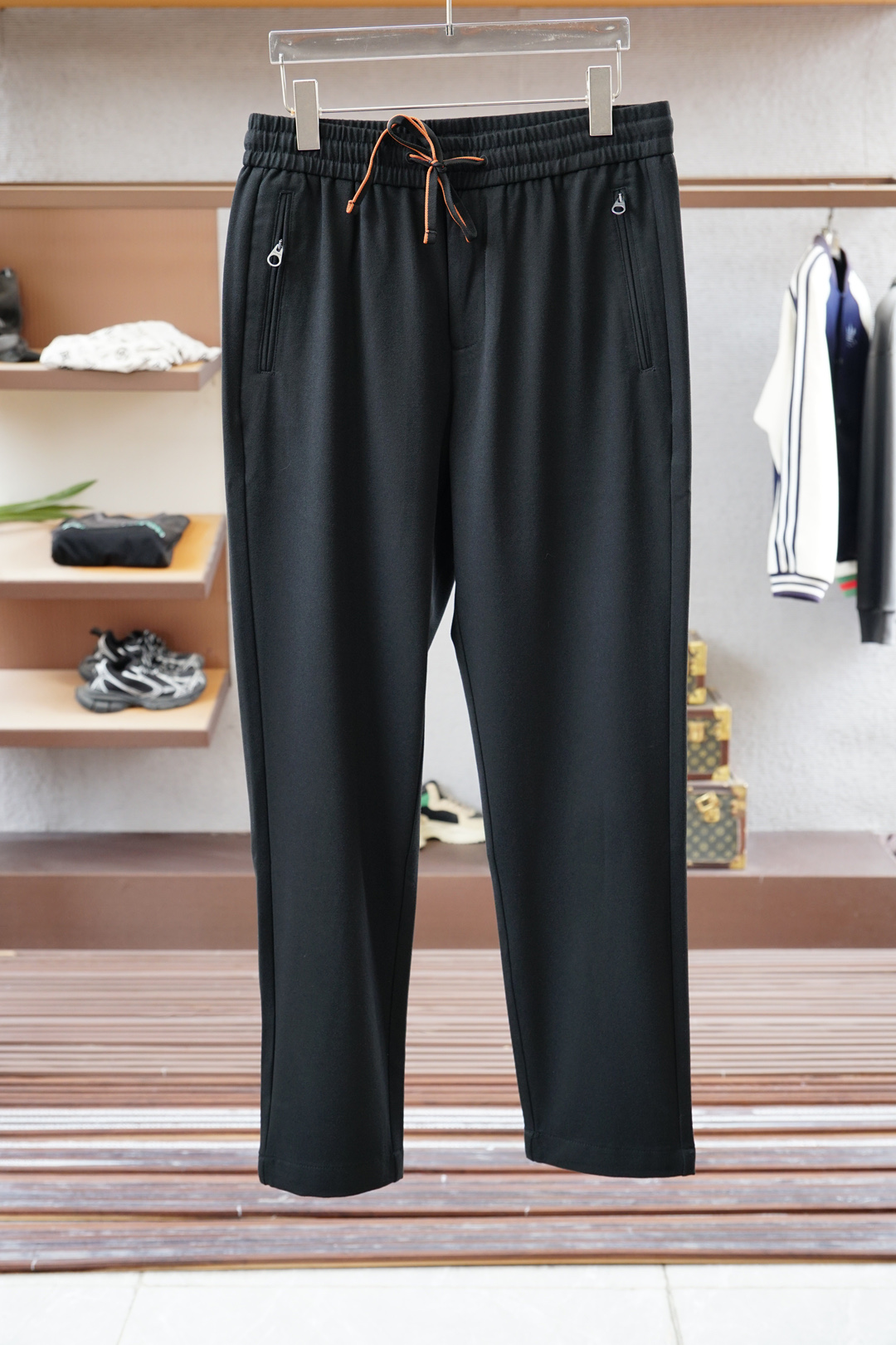 NO:519451,LP-2025 early autumn new casual pants! It is released simultaneously on the official website. Brand classic logo casual pants, customized fabric, excellent comfort, strong hand touch. Very high recognition, perfect quality craftsmanship. Size: m-3xl,,loro piana,alexander wang19860909LP-2025早秋新款休闲裤!官网同步发售.品牌经典logo休闲裤,定制面料,舒适度极好,手触感强烈.辨识度极高,完美品相工艺. 尺码: m-3xl,,loro piana,alexander wang,Men's clothing