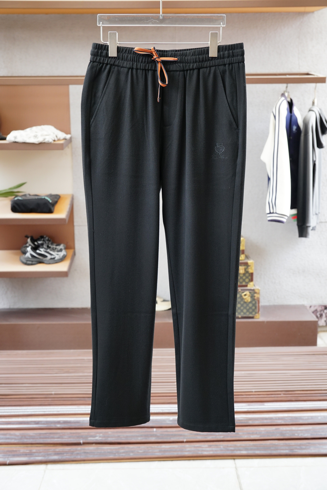 NO:528372,LP-2025 early autumn new casual pants! It is released simultaneously on the official website. Brand classic logo casual pants, customized fabric, excellent comfort, strong hand touch. Very high recognition, perfect quality craftsmanship. Size: m-3xl,,loro piana,alexander wang19860909LP-2025早秋新款休闲裤!官网同步发售.品牌经典logo休闲裤,定制面料,舒适度极好,手触感强烈.辨识度极高,完美品相工艺. 尺码: m-3xl,,loro piana,alexander wang,Men's clothing