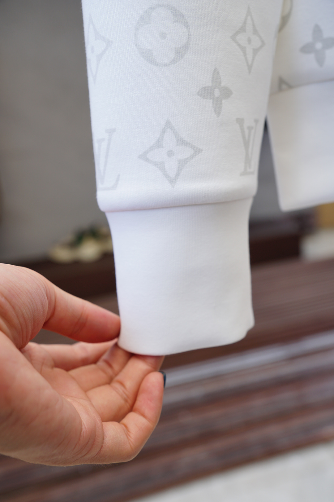 Lv 路意威风/徽标棉质拉链运动衫面料：16S单纱 + 6S鱼鳞棉底纱 / 470G罗纹：21S双纱 2