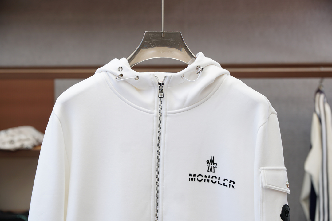 蒙口-徽标棉质拉链运动衫面料：16S单纱 + 6S鱼鳞棉底纱 / 470G罗纹：21S双纱 2*2 / 