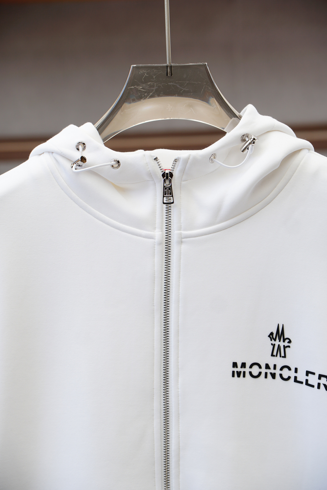 蒙口-徽标棉质拉链运动衫面料：16S单纱 + 6S鱼鳞棉底纱 / 470G罗纹：21S双纱 2*2 / 