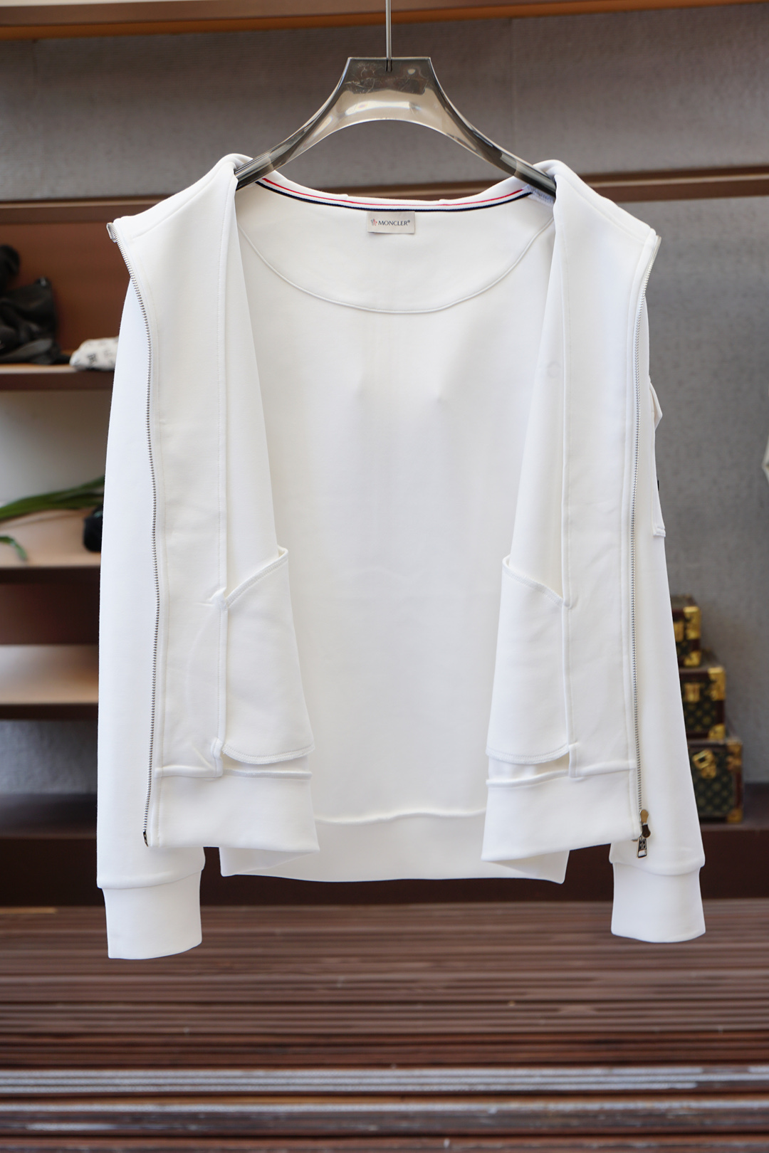 蒙口-徽标棉质拉链运动衫面料：16S单纱 + 6S鱼鳞棉底纱 / 470G罗纹：21S双纱 2*2 / 