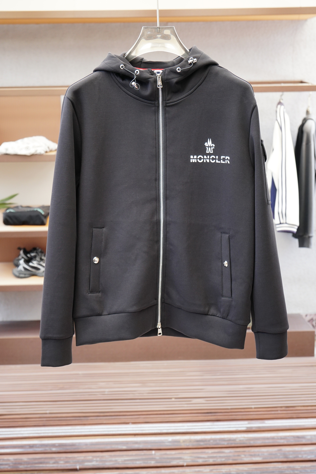 NO:520740,Mask-Login cotton zipper sweatshirt Fabric 16S single yarn + 6S fish scale cotton base yarn / 470G Rib 21S double yarn 2*2 / 380G This sweatshirt has style and performance, highlighting the loose shape of play ratio, revealing the charm of modern aesthetics. The exquisite details together create a simple shape, suitable for layering and mixing. The fish scale cloth sweatshirt fabric adopts special sweating technology to make sweat come into contact with the air, helping the body to keep dry and improve wearing comfort. The fabric has good elasticity, can better fit the body, and prevent the fabric from wrinkling or deforming when worn; excellent warmth and comfort.  Matte needle embroidery uses specific needle methods and line widths during the embroidery process to make the embroidered letters appear matte. The process focuses more on controlling the reflection and scattering of light to achieve a matte effect. The embroidery effect has smooth and fine lines., Moncler, hoodie, sweatshirts, alexander wang19860909蒙口-徽标棉质拉链运动衫 面料16S单纱 + 6S鱼鳞棉底纱 / 470G 罗纹21S双纱 2*2 / 380G 这款运动衫兼具风格与性能,凸显玩转比例的宽松造型,流露现代美学魅力.精致细节共同造就简约造型,适合叠穿和混搭. 鱼鳞布卫衣面料采用特殊的排汗技术,使汗水与空气接触,帮助身体保持干爽,提高穿着舒适度.面料具有较好的伸缩性,能够更好地贴合身体,防止穿着时面料褶皱或变形；优良的保暖性和舒适性. 哑光挨针刺绣在刺绣过程中使用特定的针法和线条宽度,使刺绣字母呈现出哑光的效果.工艺更注重于控制光线的反射和散射,以达到哑光的效果,刺绣效果线条流畅精细.,,Moncler,hoodie,sweatshirts,alexander wang,Men's clothing