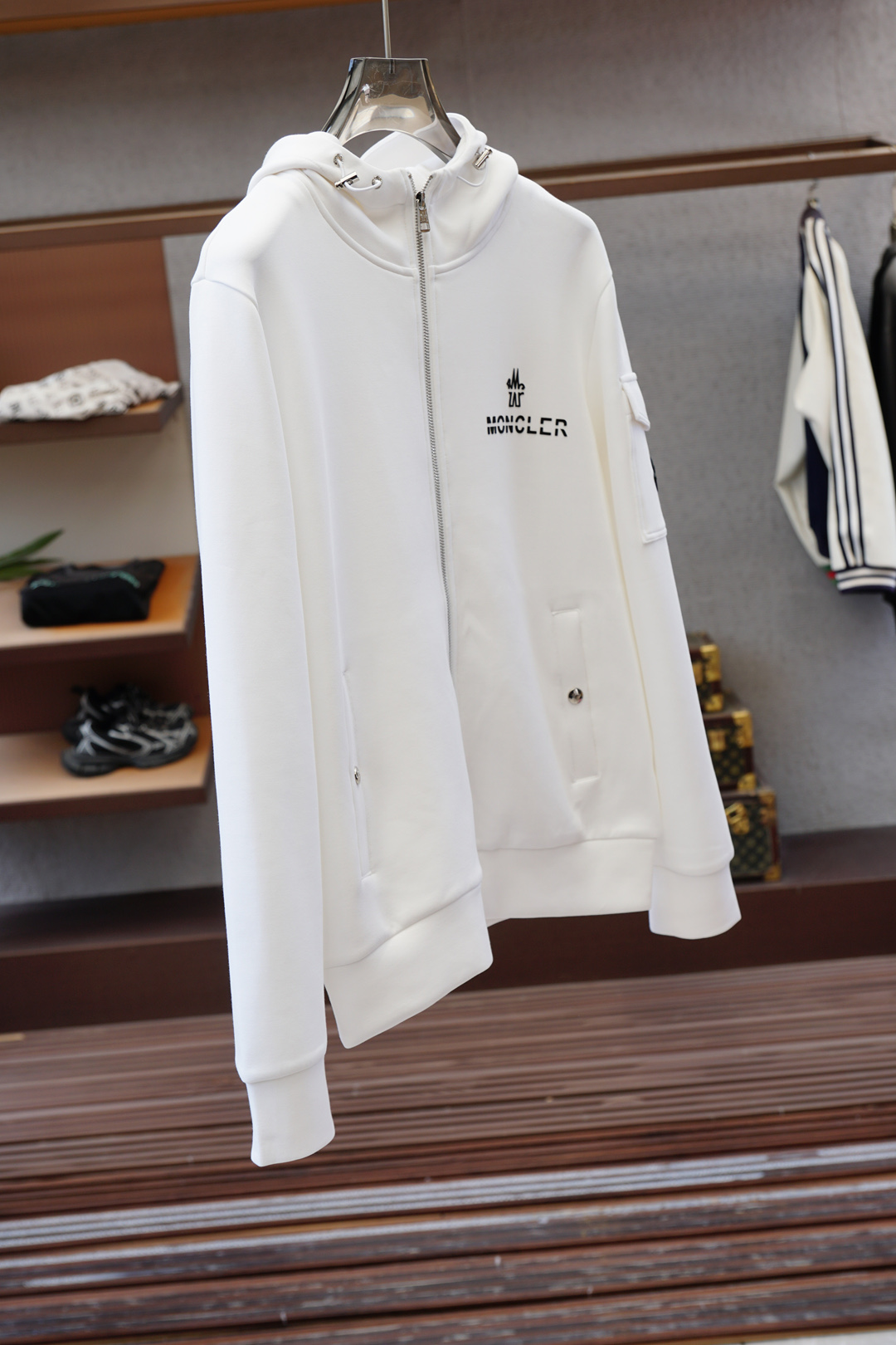 蒙口-徽标棉质拉链运动衫面料：16S单纱 + 6S鱼鳞棉底纱 / 470G罗纹：21S双纱 2*2 / 