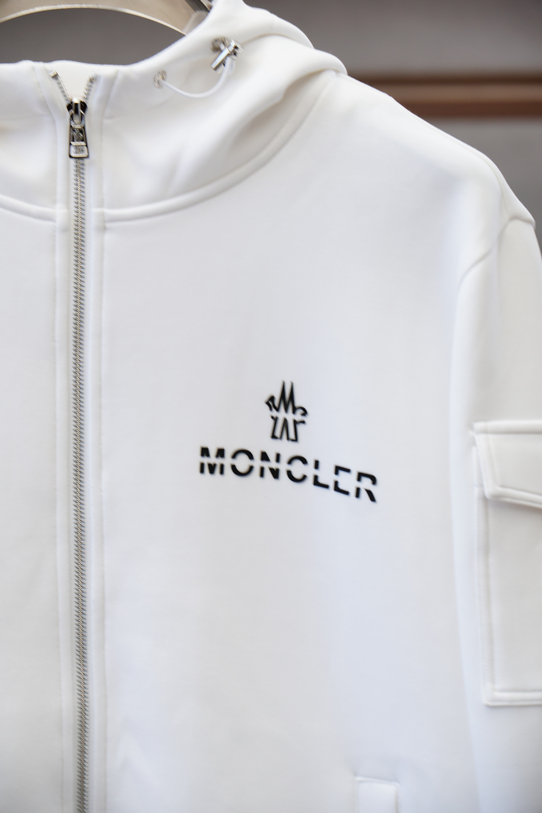 蒙口-徽标棉质拉链运动衫面料：16S单纱 + 6S鱼鳞棉底纱 / 470G罗纹：21S双纱 2*2 / 