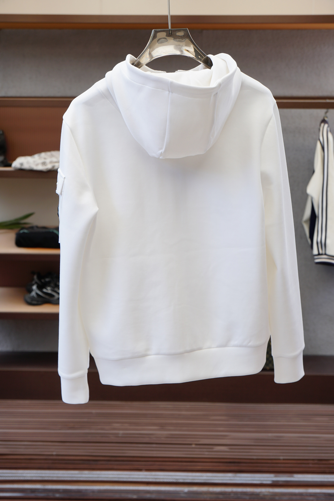 蒙口-徽标棉质拉链运动衫面料：16S单纱 + 6S鱼鳞棉底纱 / 470G罗纹：21S双纱 2*2 / 