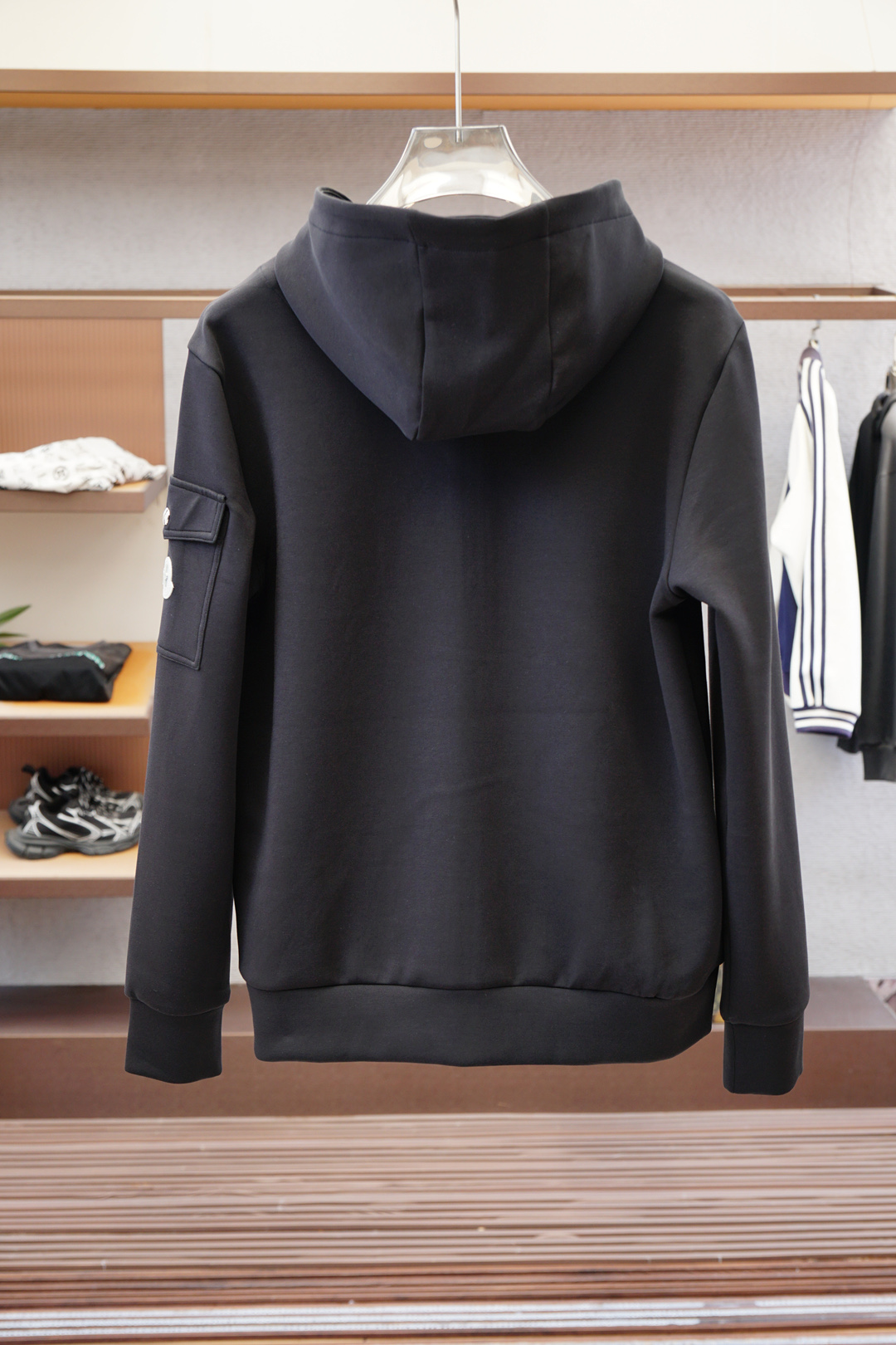 蒙口-徽标棉质拉链运动衫面料：16S单纱 + 6S鱼鳞棉底纱 / 470G罗纹：21S双纱 2*2 / 