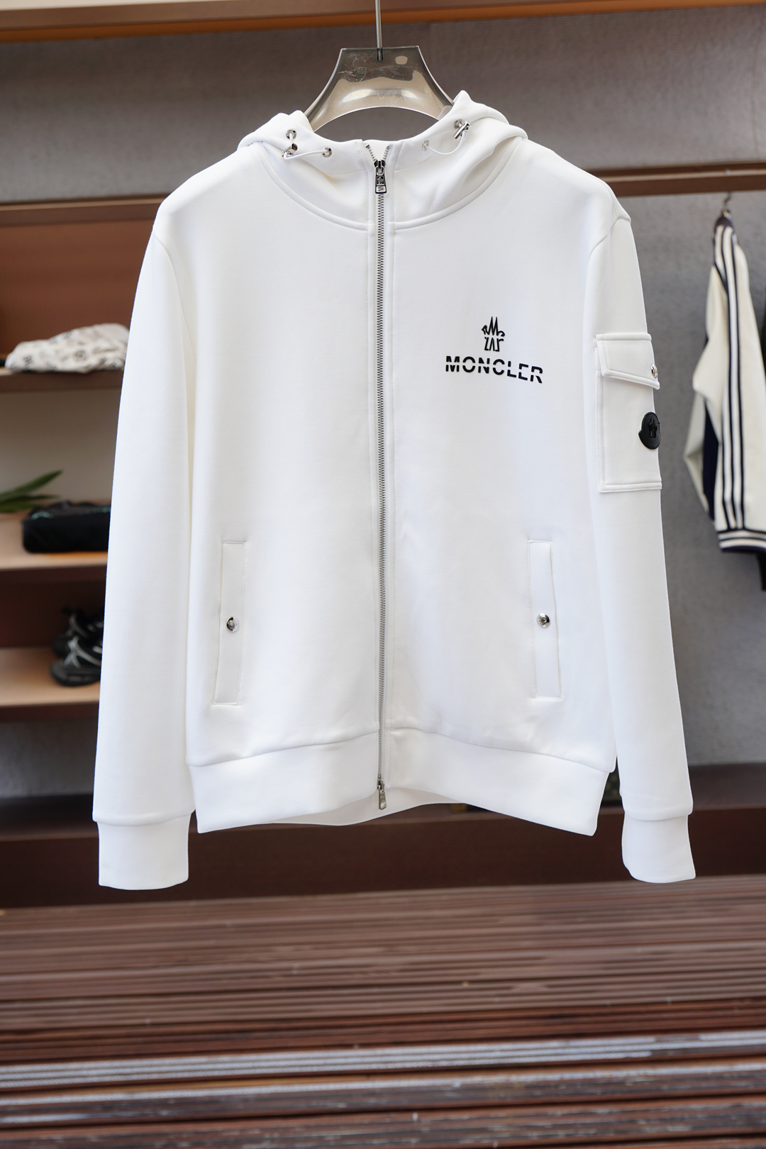 蒙口-徽标棉质拉链运动衫面料：16S单纱 + 6S鱼鳞棉底纱 / 470G罗纹：21S双纱 2*2 / 