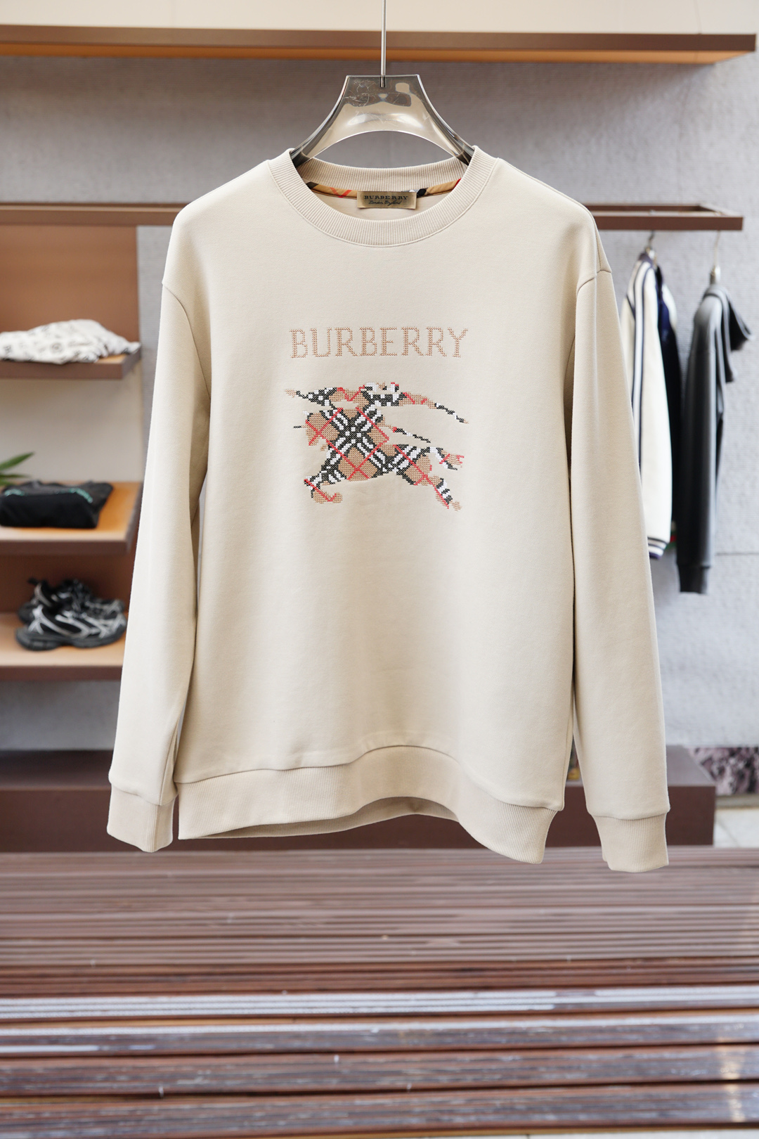 NO:520746,BBR Burberry-2025 Early Autumn New sweatshirt, high quality, top version trading company channel orders, exclusive limited overseas quality, classic is eternal, absolutely worth buying!  The chest embroidery logo is extremely difficult, and this type of sweatshirt is also a must-have for everyone. You don’t have to think about how to match it, and you can easily do it!  Custom-made cotton and spandex fabrics are provided with smooth touch, but they are crisp and stylish, with a full texture on the upper body!  The overall style is simple and generous without losing style, with a strong sense of upper body, absolutely at the forefront of fashion, very comfortable to wear, exquisite and vivid upper body, capable of various occasions whether it is sports or leisure, size M—XXXL, burberry, hoodie, sweatshirts, alexander wang19860909BBR 巴宝莉-2025早秋 新款卫衣,高品质,顶级版本贸易公司渠道订单,海外精品独家限定发售,经典即永恒,入手绝对值的！胸前刺绣Logo难度系数极大,这种类型的卫衣也是人人必备,不用想怎么搭配,轻松搞定！客供定制棉加氨纶面料,触感顺滑,却又挺括有型,上身质感十足！ 整体简洁大方而不失格调,上身感极强,绝对走在时尚最前端,穿着非常舒适,上身精致跃然,无论是运动还是休闲时候都能胜任各种场合, 尺码M—XXXL,,burberry,hoodie,sweatshirts,alexander wang,Men's clothing