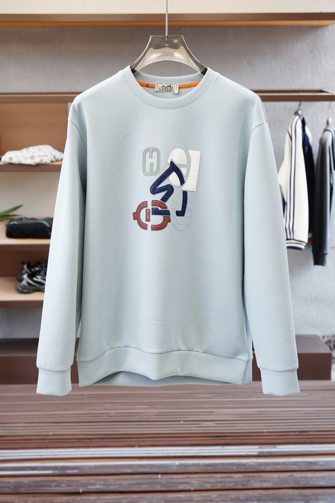 NO:520755,Hermes - Early Autumn 2025 New sweatshirt, high-quality, top-level version trading company channel orders, exclusive limited overseas quality, classic is eternal, absolutely worth buying!  The laser skin cutting logo on the chest is extremely difficult. This type of sweatshirt is also a must-have for everyone. You don’t have to think about how to match it, and you can easily do it!  Custom-made cotton and spandex fabrics are provided with smooth touch, but they are crisp and stylish, with a full texture on the upper body!  The overall style is simple and generous without losing style, with a strong sense of upper body, absolutely at the forefront of fashion, very comfortable to wear, exquisite and vivid upper body, capable of various occasions whether it is sports or leisure, size M—XXXL,, hermes, hermes, hoodie, sweatshirts, alexander wang19860909Hermes爱马仕-2025早秋 新款卫衣,高品质,顶级版本贸易公司渠道订单,海外精品独家限定发售,经典即永恒,入手绝对值的！胸前激光切皮Logo难度系数极大,这种类型的卫衣也是人人必备,不用想怎么搭配,轻松搞定！客供定制棉加氨纶面料,触感顺滑,却又挺括有型,上身质感十足！ 整体简洁大方而不失格调,上身感极强,绝对走在时尚最前端,穿着非常舒适,上身精致跃然,无论是运动还是休闲时候都能胜任各种场合, 尺码M—XXXL,,hermes,hermes,hoodie,sweatshirts,alexander wang,Men's clothing