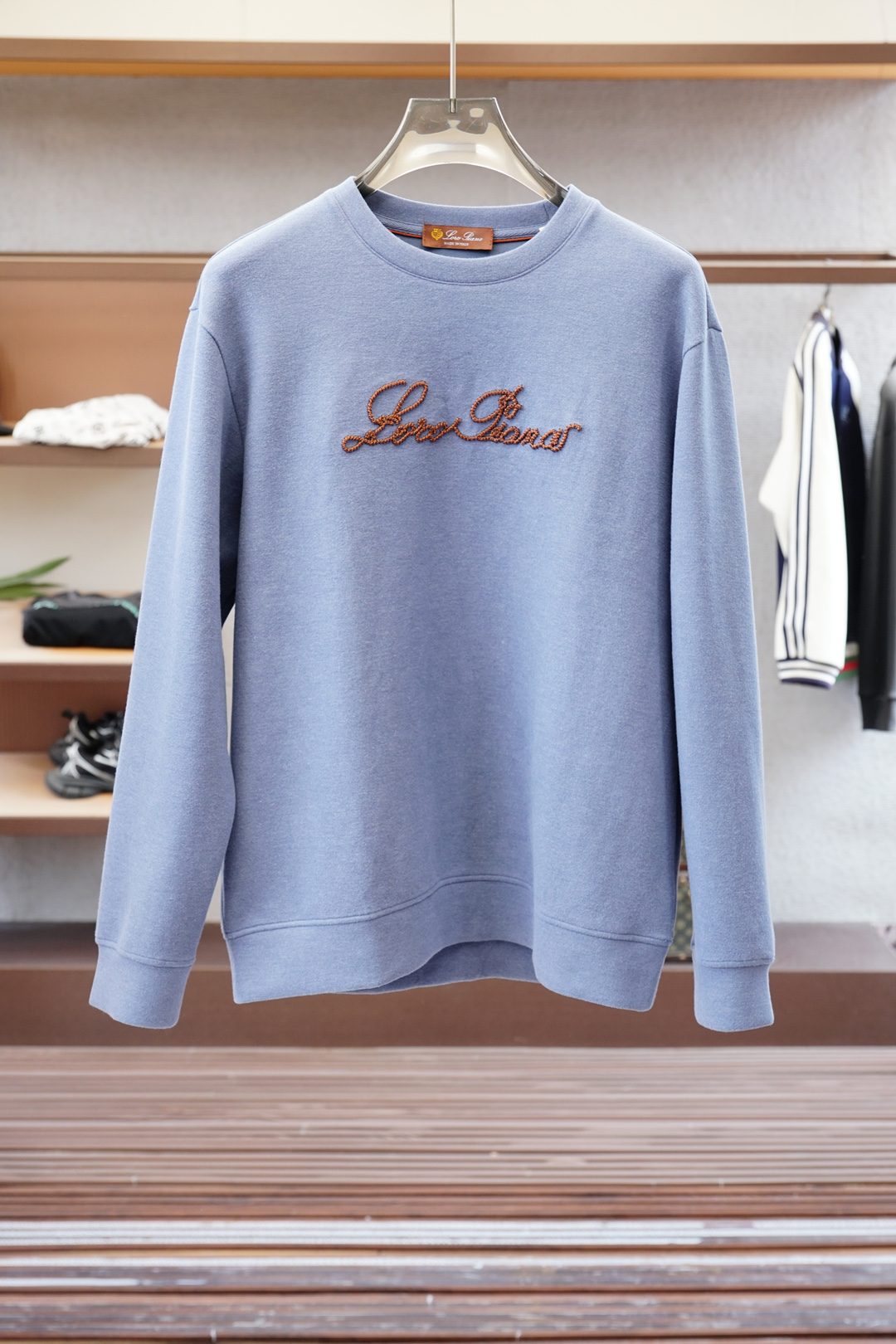 NO:520749,- LP-2025 Early Autumn New sweatshirt, high quality, top version trading company channel orders, exclusive limited overseas quality for sale, classic is eternal, absolutely worth buying!  The chest embroidery logo is extremely difficult, and this type of sweatshirt is also a must-have for everyone. You don’t have to think about how to match it, and you can easily do it!  Custom-made cotton and spandex fabrics are provided with smooth touch, but they are crisp and stylish, with a full texture on the upper body!  The overall style is simple and generous without losing style, with a strong sense of upper body, absolutely at the forefront of fashion, very comfortable to wear, exquisite and vivid upper body, capable of various occasions whether it is sports or leisure, size M—XXXL, loro piana, hoodie, sweatshirts, alexander wang19860909- LP-2025早秋 新款卫衣,高品质,顶级版本贸易公司渠道订单,海外精品独家限定发售,经典即永恒,入手绝对值的！胸前刺绣Logo难度系数极大,这种类型的卫衣也是人人必备,不用想怎么搭配,轻松搞定！客供定制棉加氨纶面料,触感顺滑,却又挺括有型,上身质感十足！ 整体简洁大方而不失格调,上身感极强,绝对走在时尚最前端,穿着非常舒适,上身精致跃然,无论是运动还是休闲时候都能胜任各种场合, 尺码M—XXXL,,loro piana,hoodie,sweatshirts,alexander wang,Men's clothing