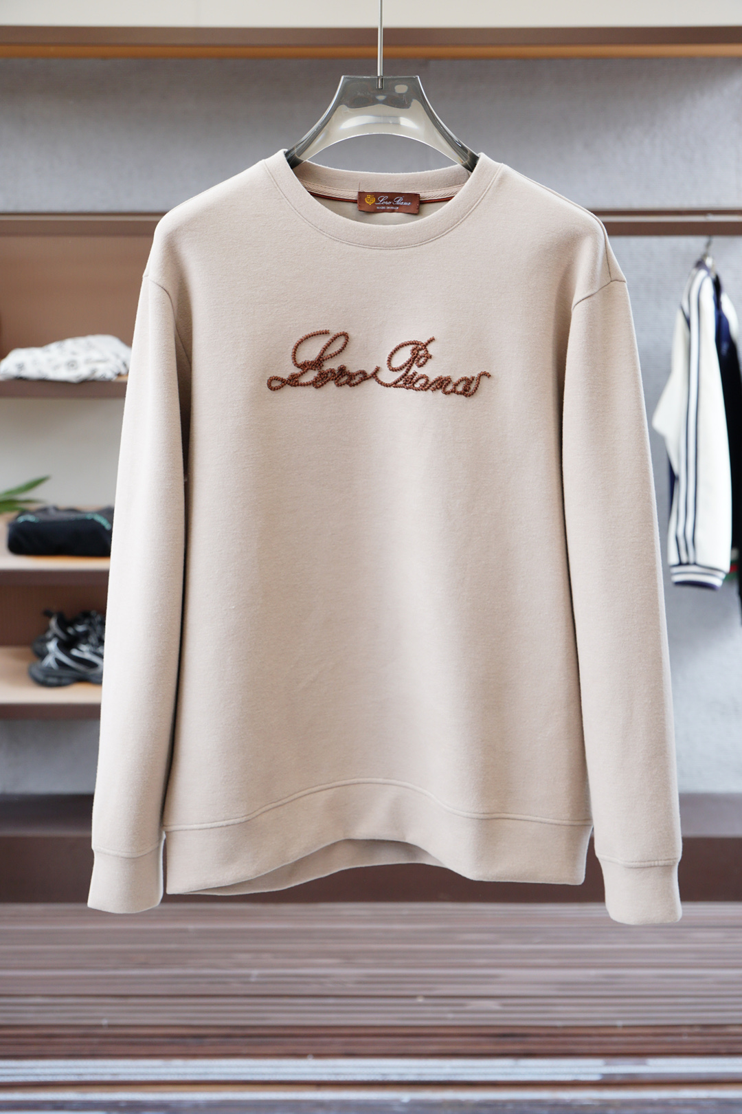 NO:520752,LP-2025 Early Autumn New sweatshirt, high quality, top version trading company channel orders, exclusive limited overseas quality for sale, classic is eternal, absolutely worth buying!  The chest embroidery logo is extremely difficult, and this type of sweatshirt is also a must-have for everyone. You don’t have to think about how to match it, and you can easily do it!  Custom-made cotton and spandex fabrics are provided with smooth touch, but they are crisp and stylish, with a full texture on the upper body!  The overall style is simple and generous without losing style, with a strong sense of upper body, absolutely at the forefront of fashion, very comfortable to wear, exquisite and vivid upper body, capable of various occasions whether it is sports or leisure, size M—XXXL, loro piana, hoodie, sweatshirts, alexander wang19860909LP-2025早秋 新款卫衣,高品质,顶级版本贸易公司渠道订单,海外精品独家限定发售,经典即永恒,入手绝对值的！胸前刺绣Logo难度系数极大,这种类型的卫衣也是人人必备,不用想怎么搭配,轻松搞定！客供定制棉加氨纶面料,触感顺滑,却又挺括有型,上身质感十足！ 整体简洁大方而不失格调,上身感极强,绝对走在时尚最前端,穿着非常舒适,上身精致跃然,无论是运动还是休闲时候都能胜任各种场合, 尺码M—XXXL,,loro piana,hoodie,sweatshirts,alexander wang,Men's clothing