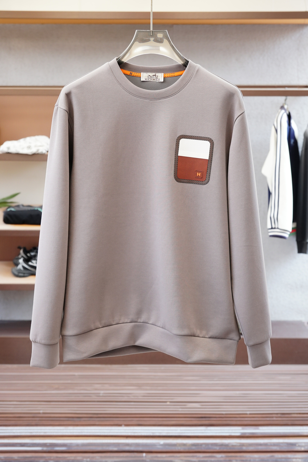 NO:520743,Hermes - Early Autumn 2025 New sweatshirt, high-quality, top-level version trading company channel orders, exclusive limited overseas quality, classic is eternal, absolutely worth buying!  The chest embroidery logo is extremely difficult, and this type of sweatshirt is also a must-have for everyone. You don’t have to think about how to match it, and you can easily do it!  Custom-made cotton and spandex fabrics are provided with smooth touch, but they are crisp and stylish, with a full texture on the upper body!  The overall style is simple and generous without losing style, with a strong sense of upper body, absolutely at the forefront of fashion, very comfortable to wear, exquisite and vivid upper body, capable of various occasions whether it is sports or leisure, size M—XXXL,, hermes, hermes, hoodie, sweatshirts, alexander wang19860909Hermes爱马仕-2025早秋 新款卫衣,高品质,顶级版本贸易公司渠道订单,海外精品独家限定发售,经典即永恒,入手绝对值的！胸前刺绣Logo难度系数极大,这种类型的卫衣也是人人必备,不用想怎么搭配,轻松搞定！客供定制棉加氨纶面料,触感顺滑,却又挺括有型,上身质感十足！ 整体简洁大方而不失格调,上身感极强,绝对走在时尚最前端,穿着非常舒适,上身精致跃然,无论是运动还是休闲时候都能胜任各种场合, 尺码M—XXXL,,hermes,hermes,hoodie,sweatshirts,alexander wang,Men's clothing