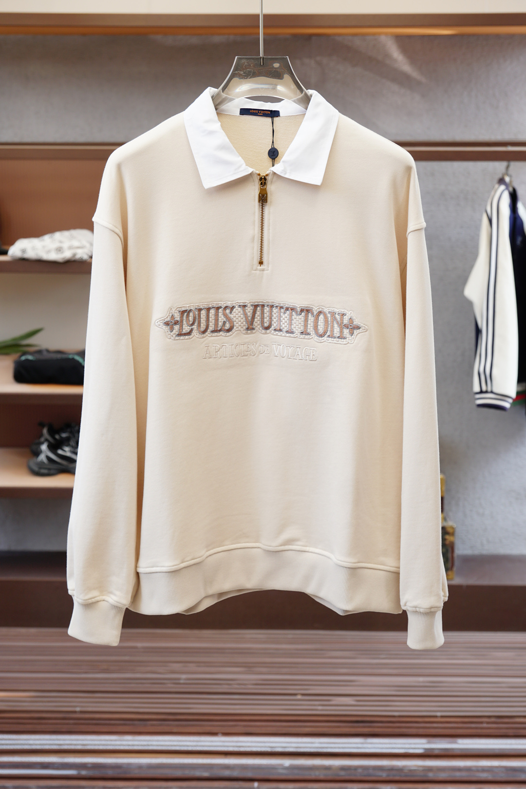 NO:520723,LV Luyiweiden-2025 logo cotton zipper sweatshirt fabric 16S single yarn + 6S fish scale cotton base yarn / 470G ribbed 21S double yarn 2*2 / 380G This sweatshirt combines style and performance, highlights the loose shape of play ratio, revealing the charm of modern aesthetics. The exquisite details together create a simple shape, suitable for layering and mixing. The fish scale cloth sweatshirt fabric adopts special sweating technology to make sweat come into contact with the air, help the body stay dry and improve wearing comfort. The fabric has good elasticity, can better fit the body, and prevent the fabric from wrinkling or deforming when worn; excellent warmth and comfort.  Matte needle embroidery uses specific needle methods and line widths during the embroidery process to make the embroidered letters appear matte. The process focuses more on controlling the reflection and scattering of light to achieve a matte effect. The embroidery effect has smooth and fine lines.,,louis vuitton,hoodie,sweatshirts,alexander wang19860909LV 路意威登-2025徽标棉质拉链运动衫 面料16S单纱 + 6S鱼鳞棉底纱 / 470G 罗纹21S双纱 2*2 / 380G 这款运动衫兼具风格与性能,凸显玩转比例的宽松造型,流露现代美学魅力.精致细节共同造就简约造型,适合叠穿和混搭. 鱼鳞布卫衣面料采用特殊的排汗技术,使汗水与空气接触,帮助身体保持干爽,提高穿着舒适度.面料具有较好的伸缩性,能够更好地贴合身体,防止穿着时面料褶皱或变形；优良的保暖性和舒适性. 哑光挨针刺绣在刺绣过程中使用特定的针法和线条宽度,使刺绣字母呈现出哑光的效果.工艺更注重于控制光线的反射和散射,以达到哑光的效果,刺绣效果线条流畅精细.,,louis vuitton,hoodie,sweatshirts,alexander wang,Men's clothing