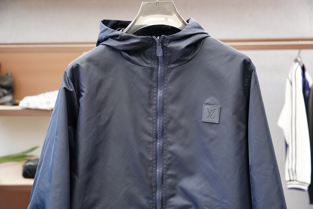 LV，双面夹克，🔥🔥开纯新款男士连帽，夹克外套，高定专柜面料 透气舒适度高，细节无可挑剔，品牌元素设计理