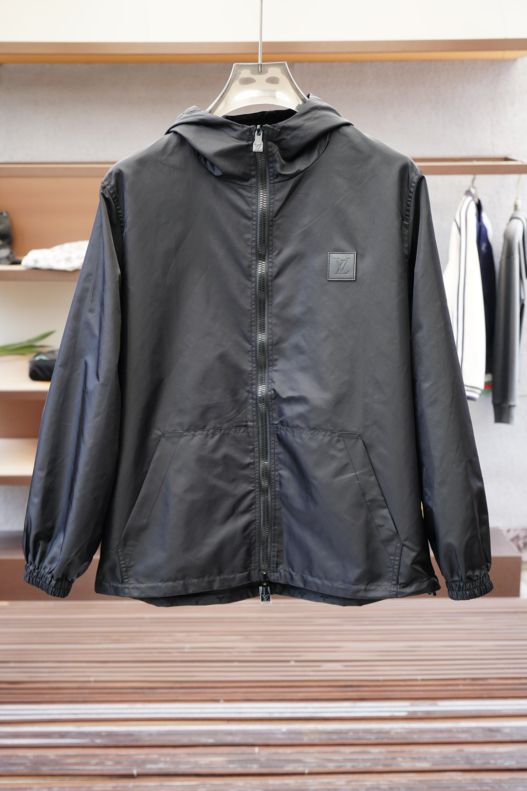 NO:520735,LV, double-sided jacket, pure new men's hood, jacket jacket, high-quality counter fabric, breathable and comfortable, impeccable details, brand element design concept, exquisite workmanship and complex craftsmanship, professional purchasing grade reflects high quality. LZ feels delicate and soft!  It is casually cut, with a great upper body style!  S-XL, the number one big,,,louis vuitton,jackets & coats,jackets & coats,hats,alexander wang19860909LV,双面夹克,开纯新款男士连帽,夹克外套,高定专柜面料 透气舒适度高,细节无可挑剔,品牌元素设计理念,做工考究工艺复杂,专业代购级体现高品质.LZ手感细腻柔软！呈现休闲裁剪,上身版型超赞！ 码数S- XL,偏大一号,,,louis vuitton,jackets & coats,jackets & coats,hats,alexander wang,Men's clothing