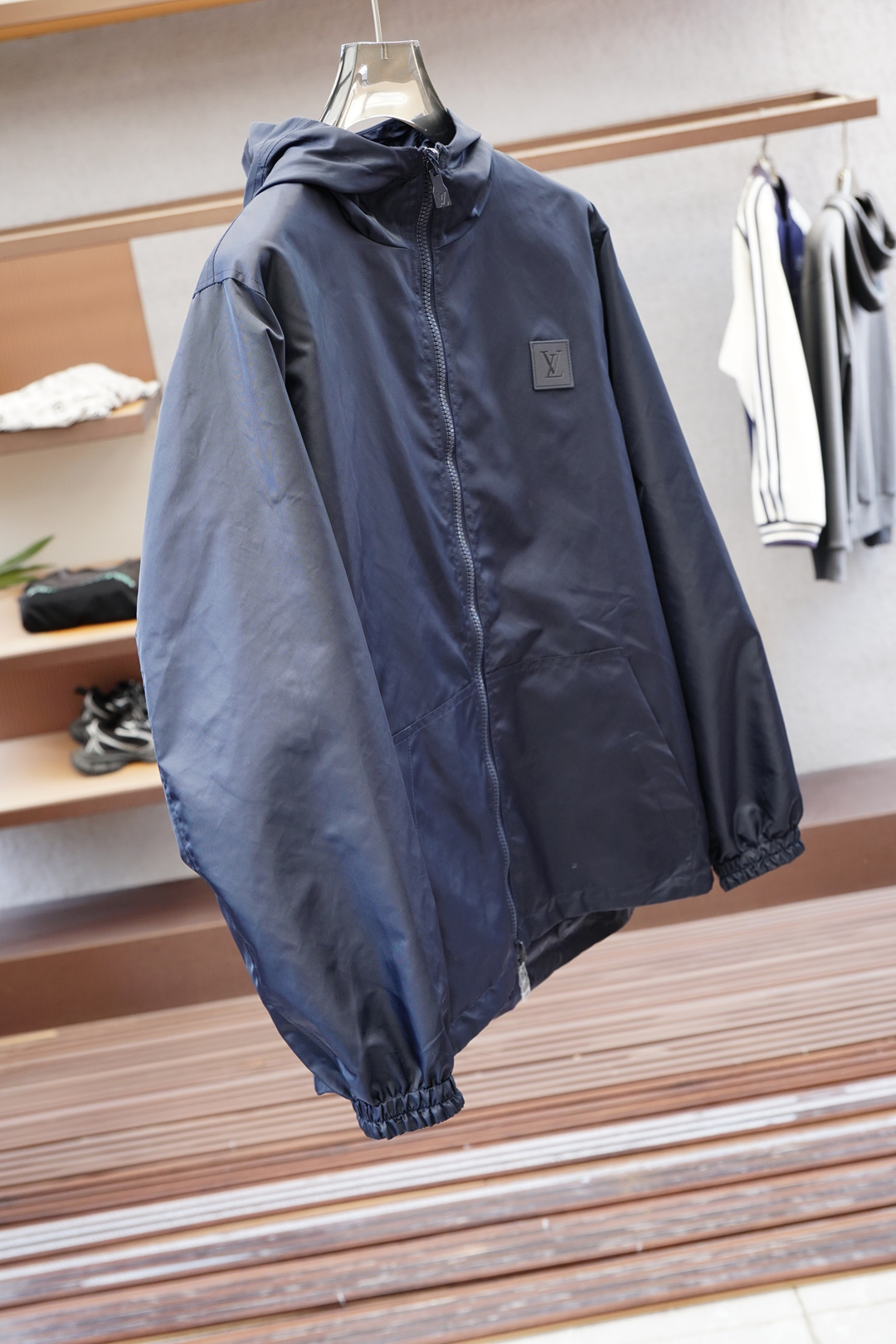 LV，双面夹克，🔥🔥开纯新款男士连帽，夹克外套，高定专柜面料 透气舒适度高，细节无可挑剔，品牌元素设计理