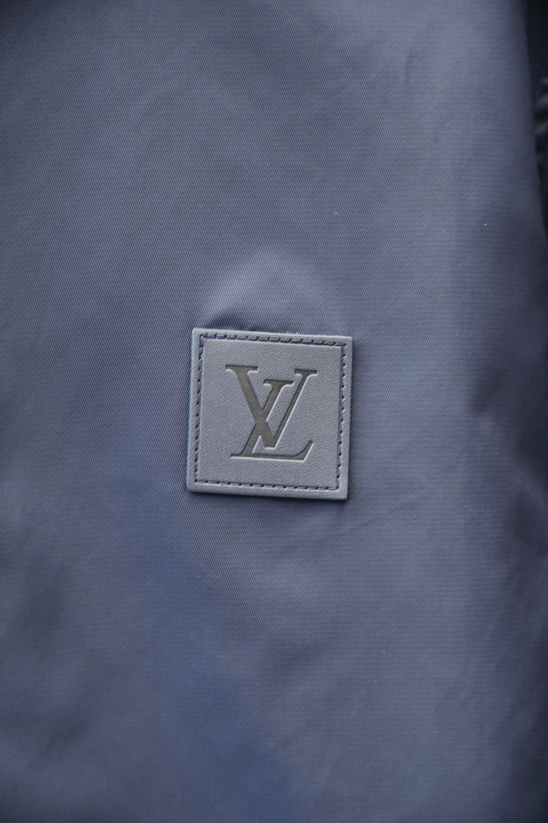 LV，双面夹克，🔥🔥开纯新款男士连帽，夹克外套，高定专柜面料 透气舒适度高，细节无可挑剔，品牌元素设计理