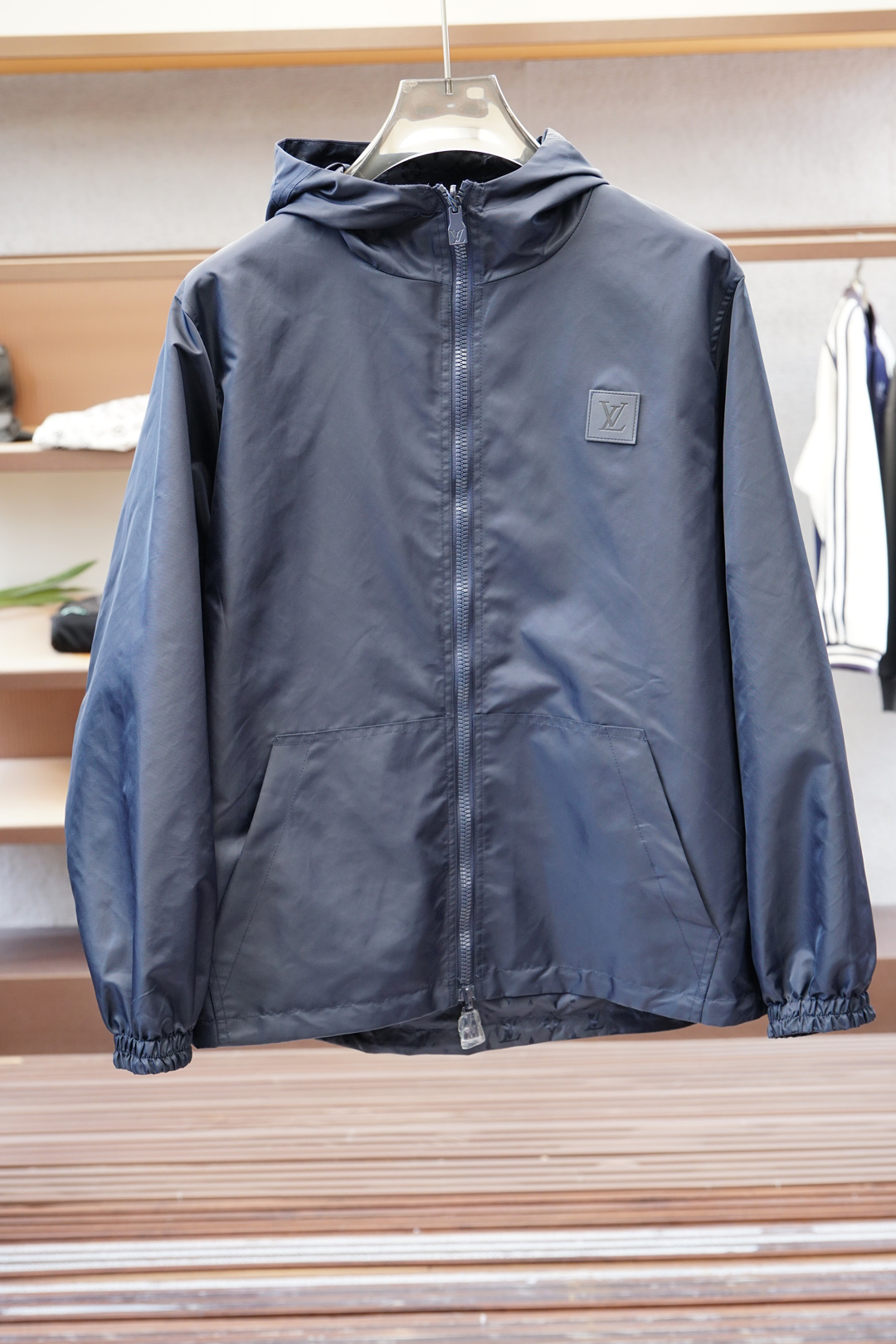 LV，双面夹克，🔥🔥开纯新款男士连帽，夹克外套，高定专柜面料 透气舒适度高，细节无可挑剔，品牌元素设计理