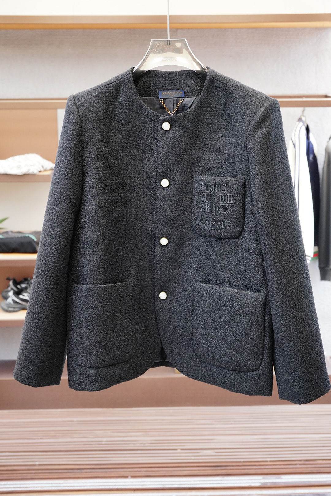 NO:520729,LV Louis Vuitton - Genuine mold opening 1.1, 2025 pure new men's small fragrance style suit jacket, high-quality counter fabric, high-breathable comfort, impeccable details, brand element design concept, exquisite workmanship and complex craftsmanship, professional purchasing grade reflects high quality. LZ feels delicate and soft!  It is casually cut, with a great upper body style!  Code number M-XXL, louis vuitton,louis vuitton,jackets & coats,business suit,alexander wang19860909LV路易威登-正品开模1.1,2025开纯新款男士小香风西装外套,高定专柜面料 透气舒适度高,细节无可挑剔,品牌元素设计理念,做工考究工艺复杂,专业代购级体现高品质.LZ手感细腻柔软！呈现休闲裁剪,上身版型超赞！ 码数M-XXL,,louis vuitton,louis vuitton,jackets & coats,business suit,alexander wang,Men's clothing