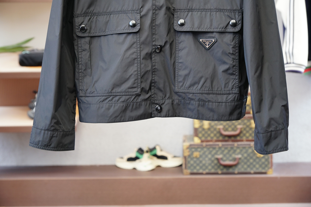 Prada-普拉达-25春夏新款Pr*da金属三角标识小立领轻薄夹克防晒衣，男士工装双口袋轻质尼龙外套。