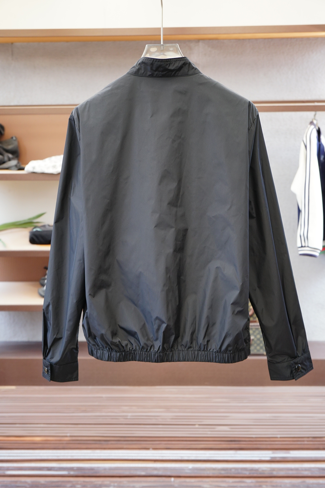 Prada-普拉达-25春夏新款Pr*da金属三角标识小立领轻薄夹克防晒衣，男士工装双口袋轻质尼龙外套。